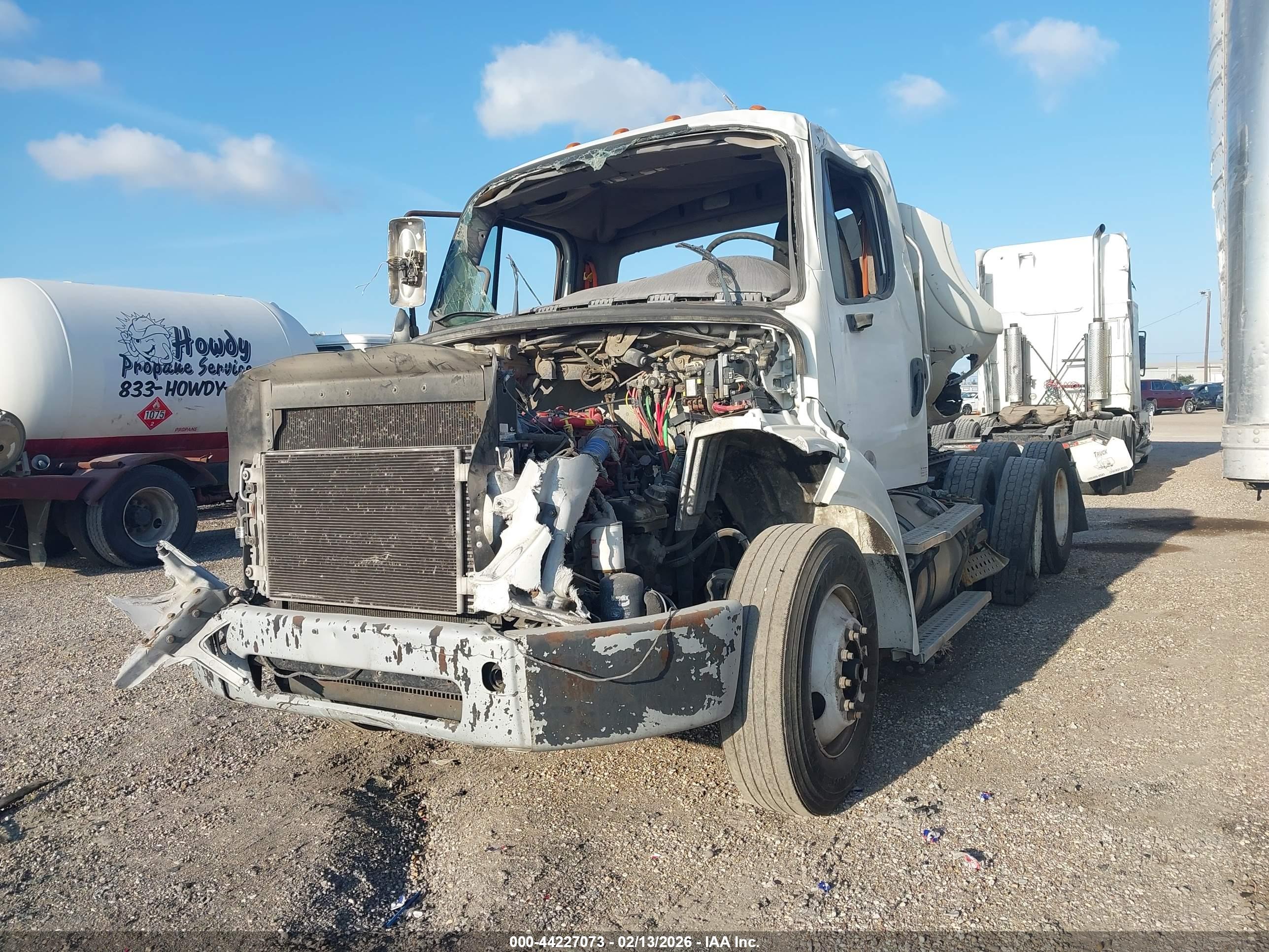 FREIGHTLINER M2 image 2