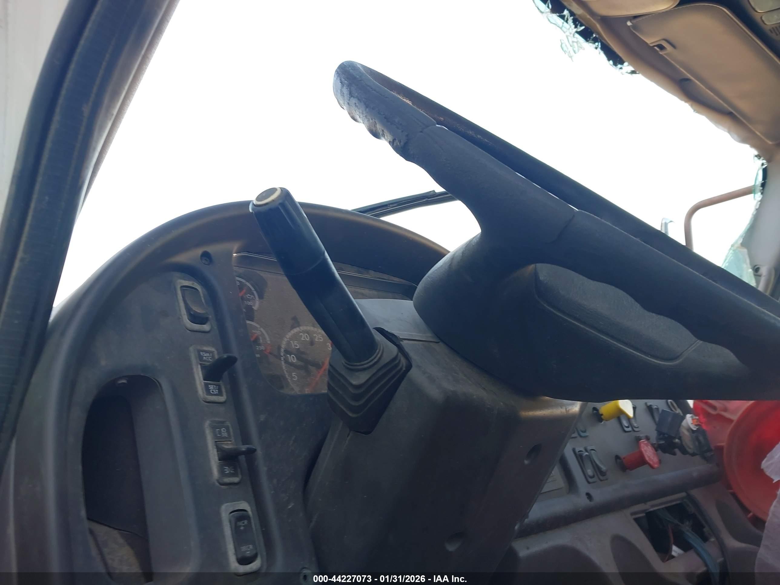 FREIGHTLINER M2 image 6