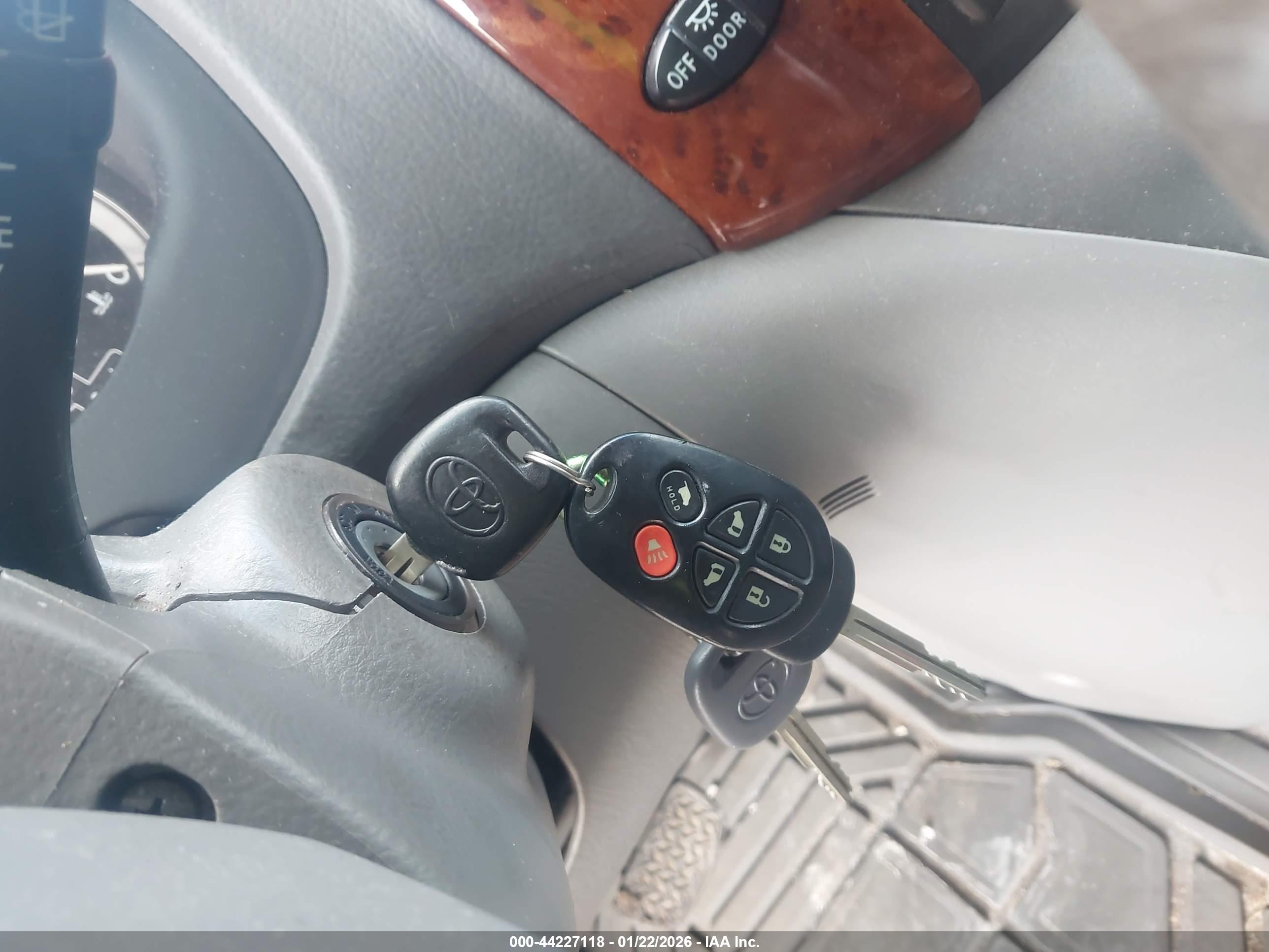 TOYOTA SIENNA image 11