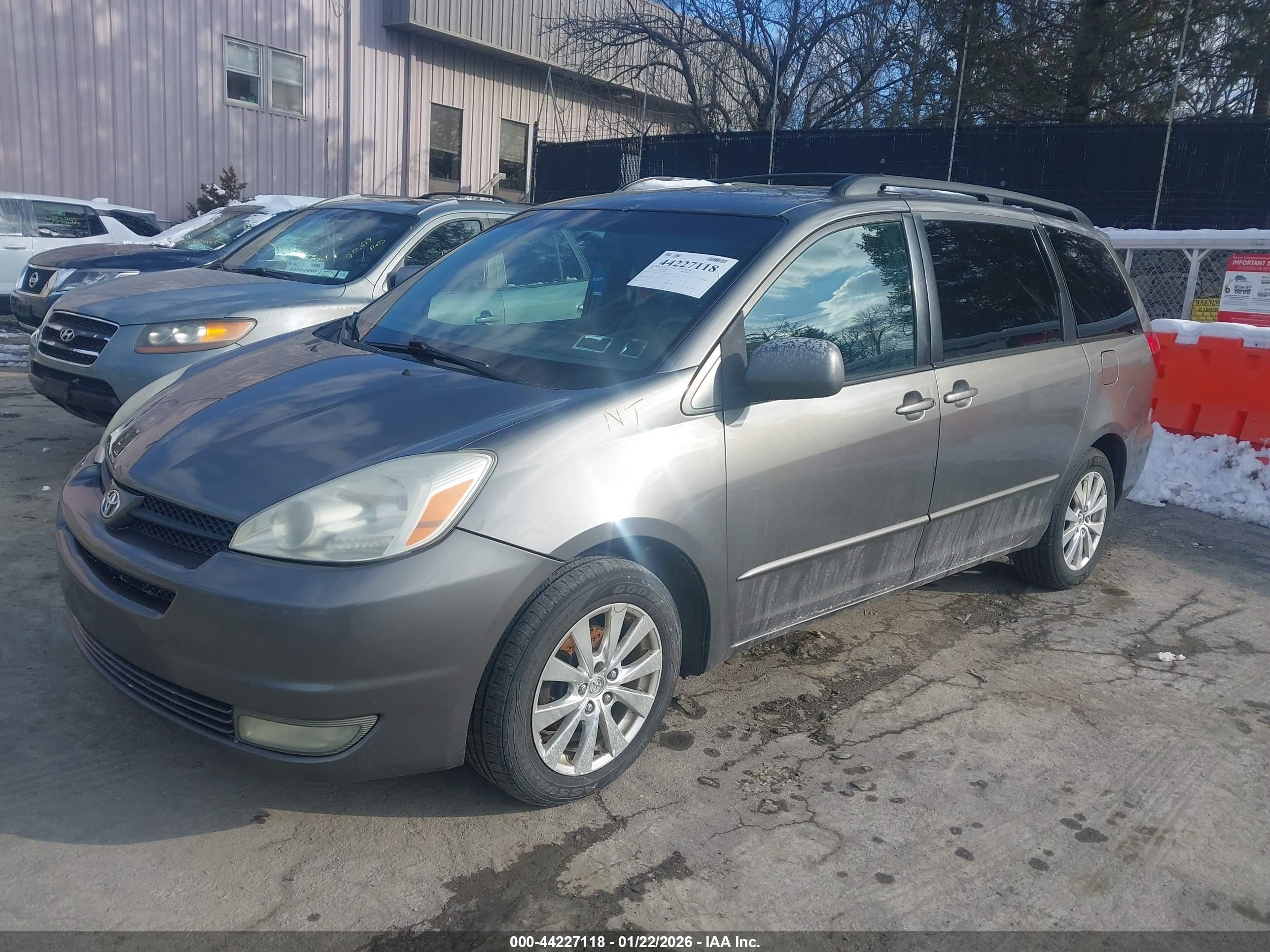 TOYOTA SIENNA image 2