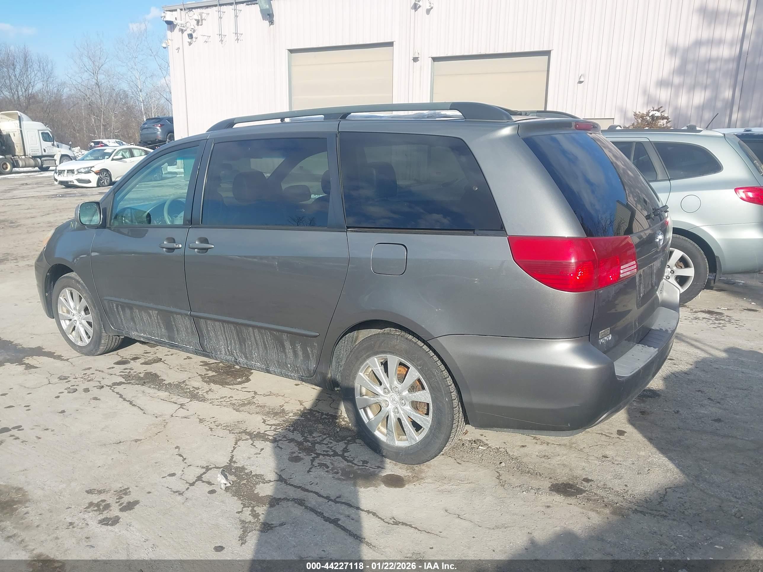 TOYOTA SIENNA image 3