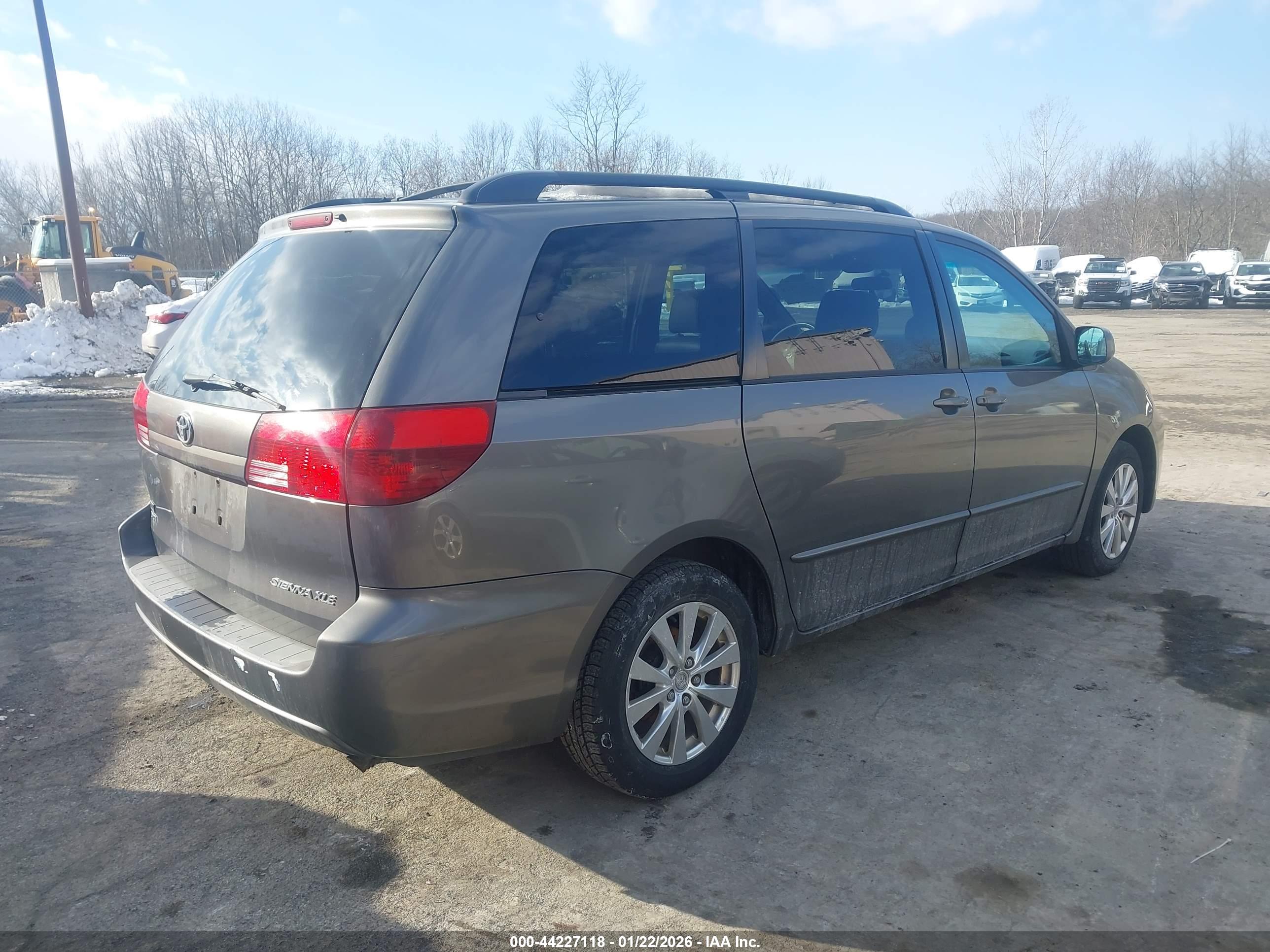 TOYOTA SIENNA image 4