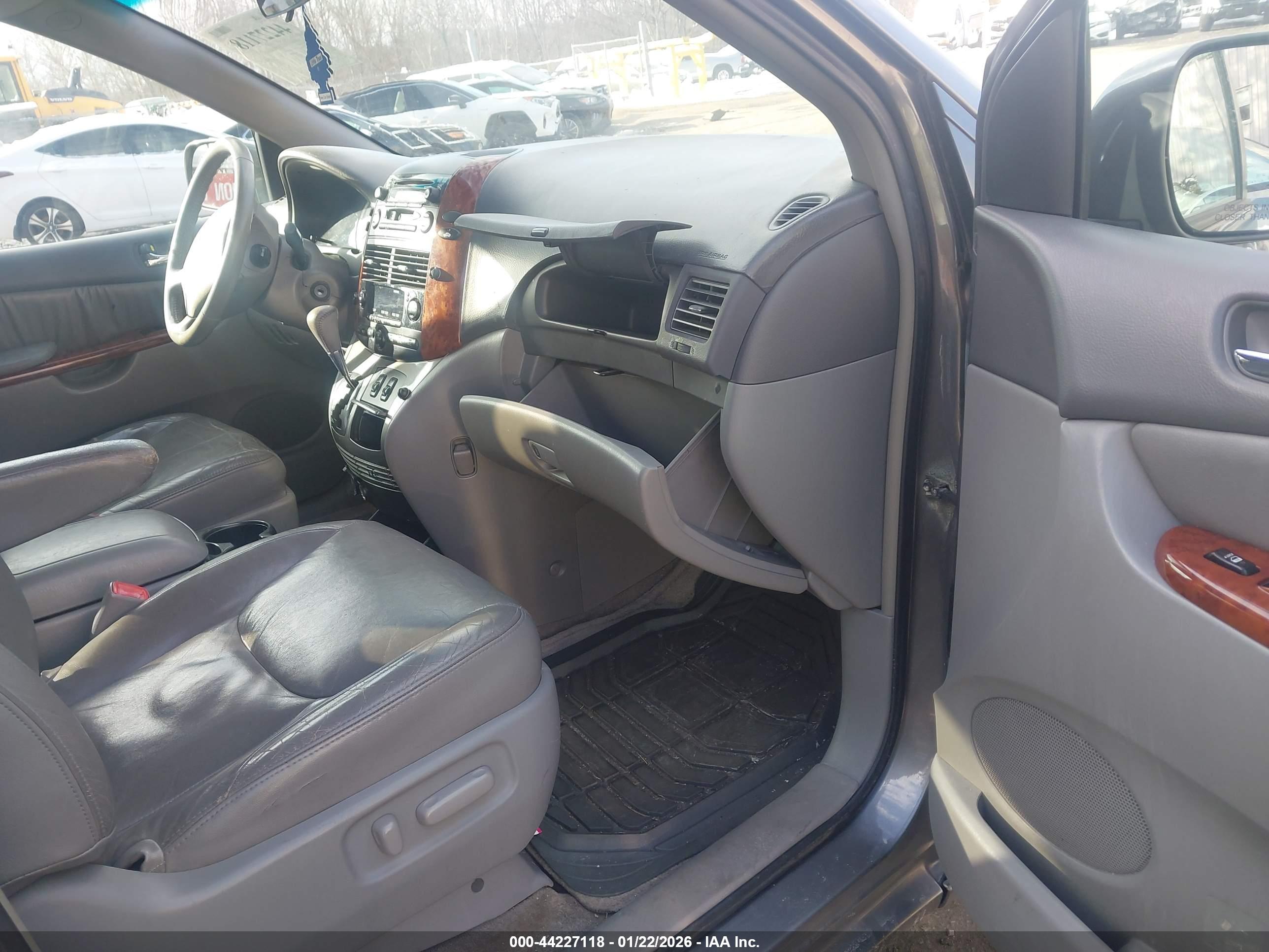 TOYOTA SIENNA image 5