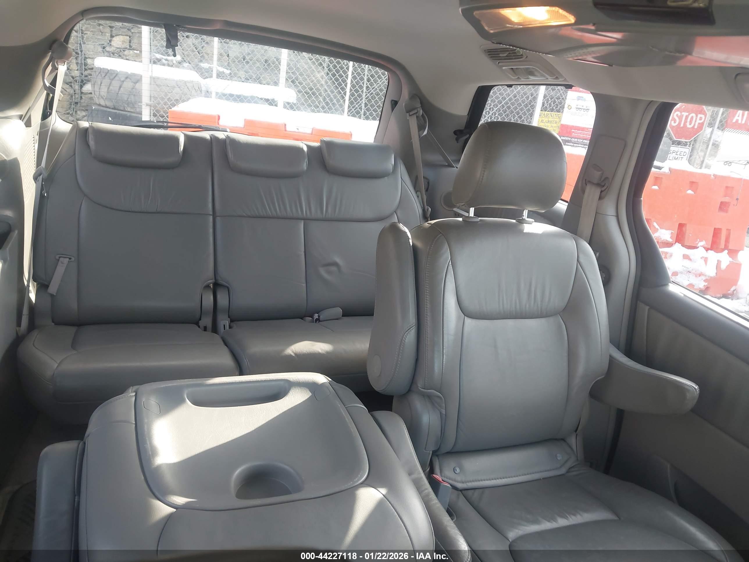TOYOTA SIENNA image 8