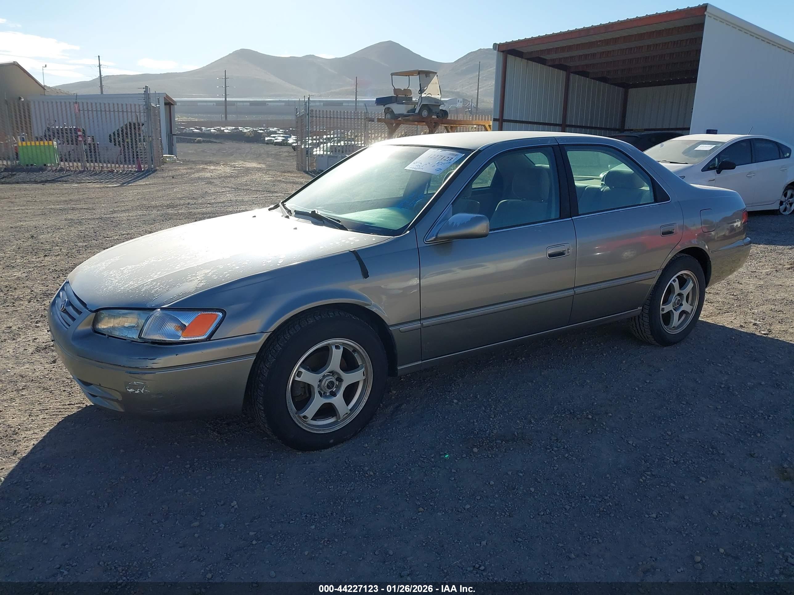 TOYOTA CAMRY image 2