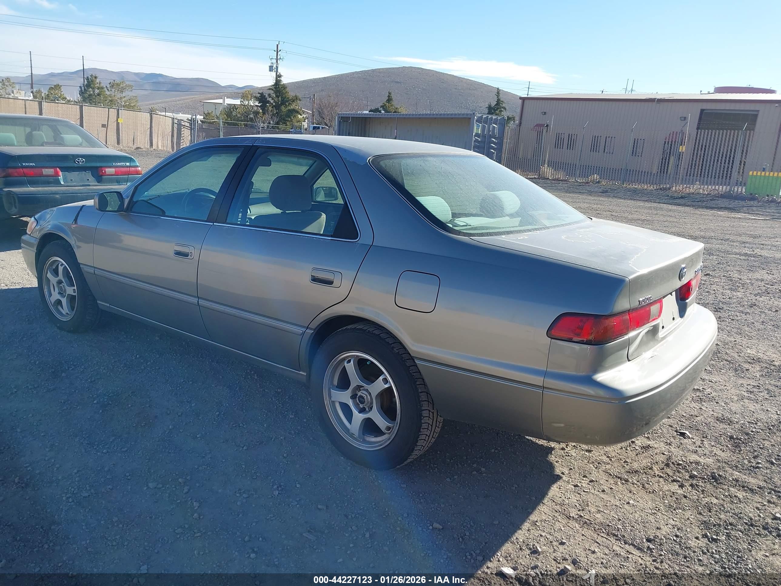 TOYOTA CAMRY image 3