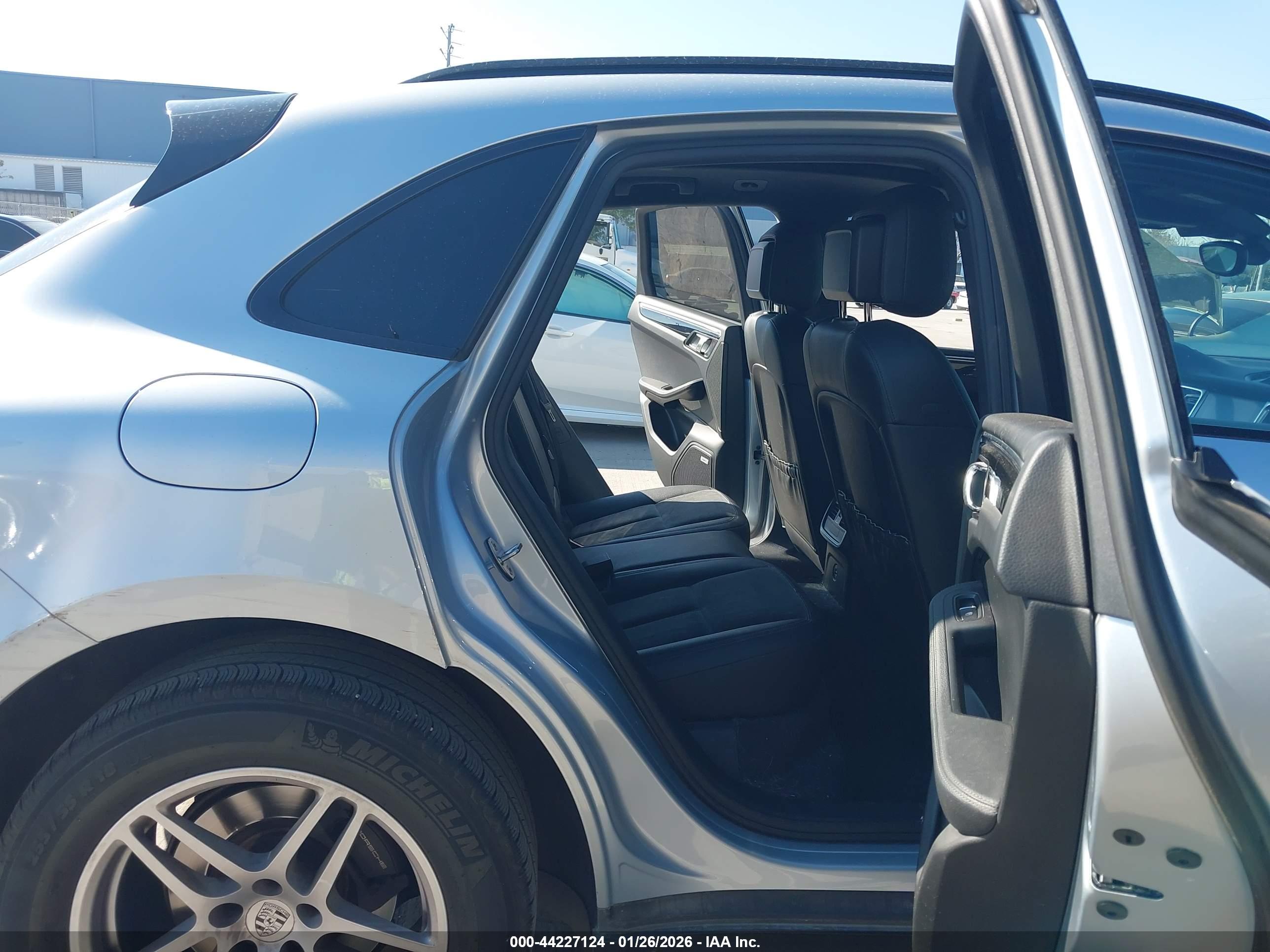 PORSCHE MACAN image 8