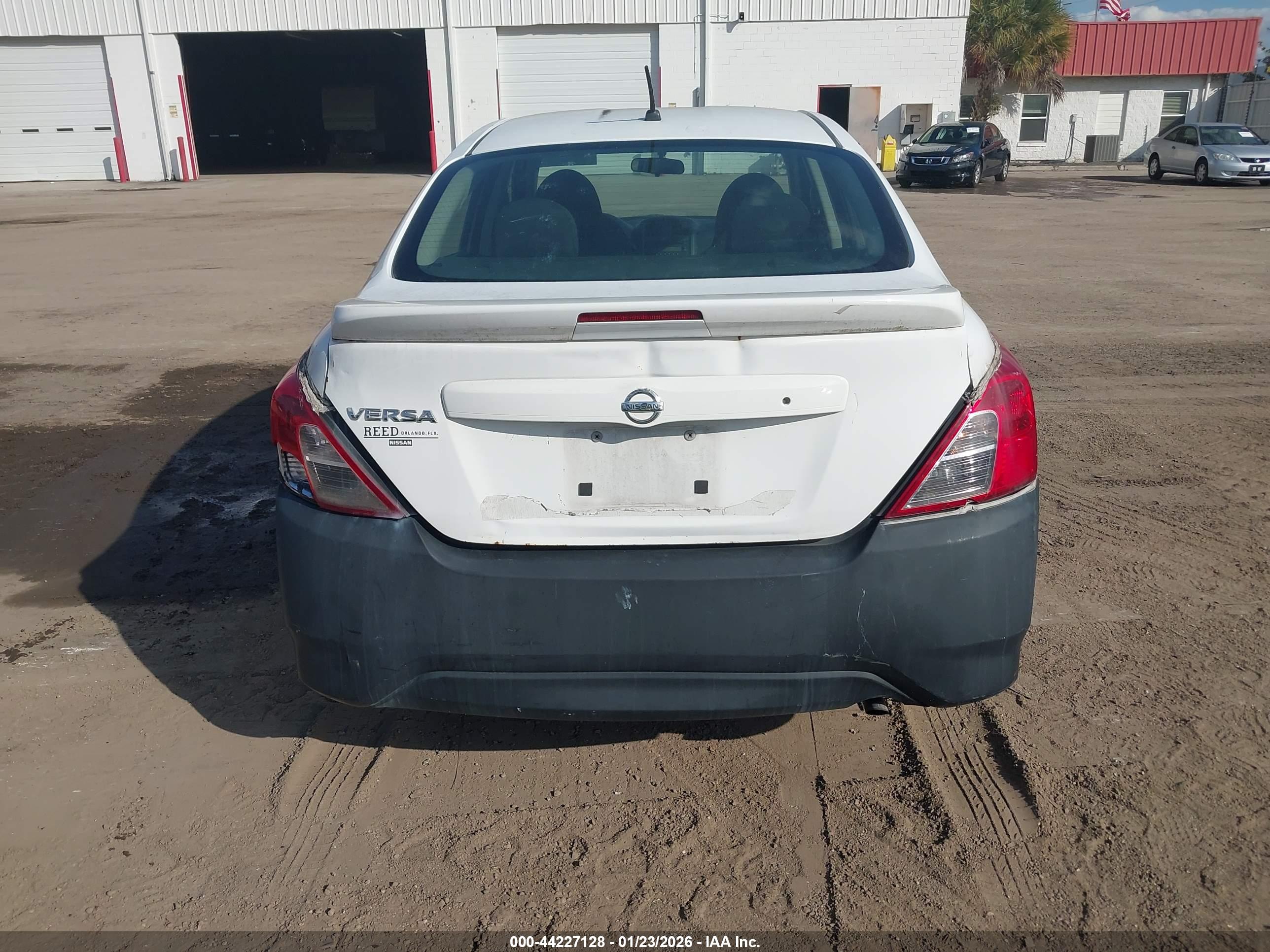 NISSAN VERSA image 6