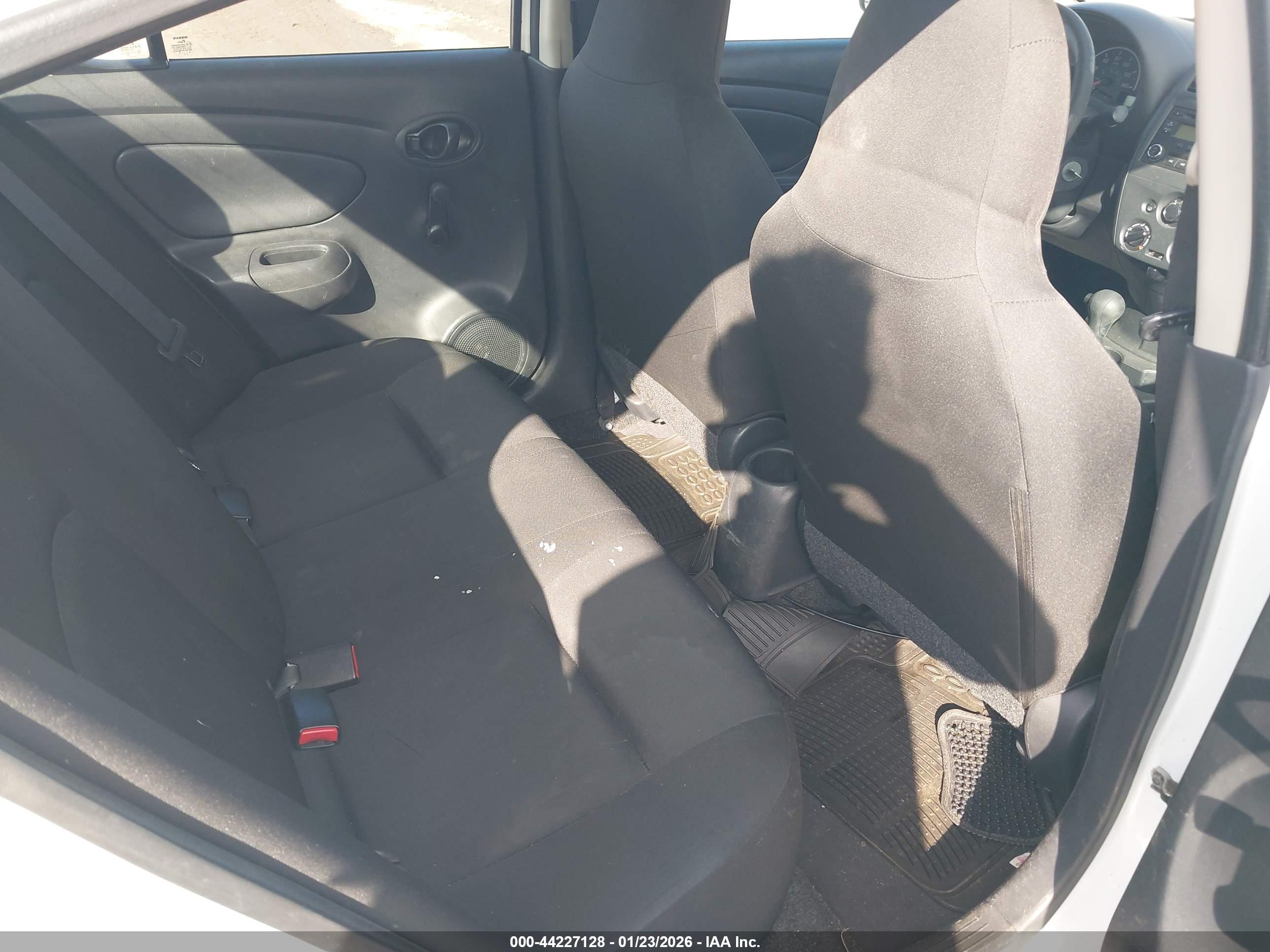 NISSAN VERSA image 8