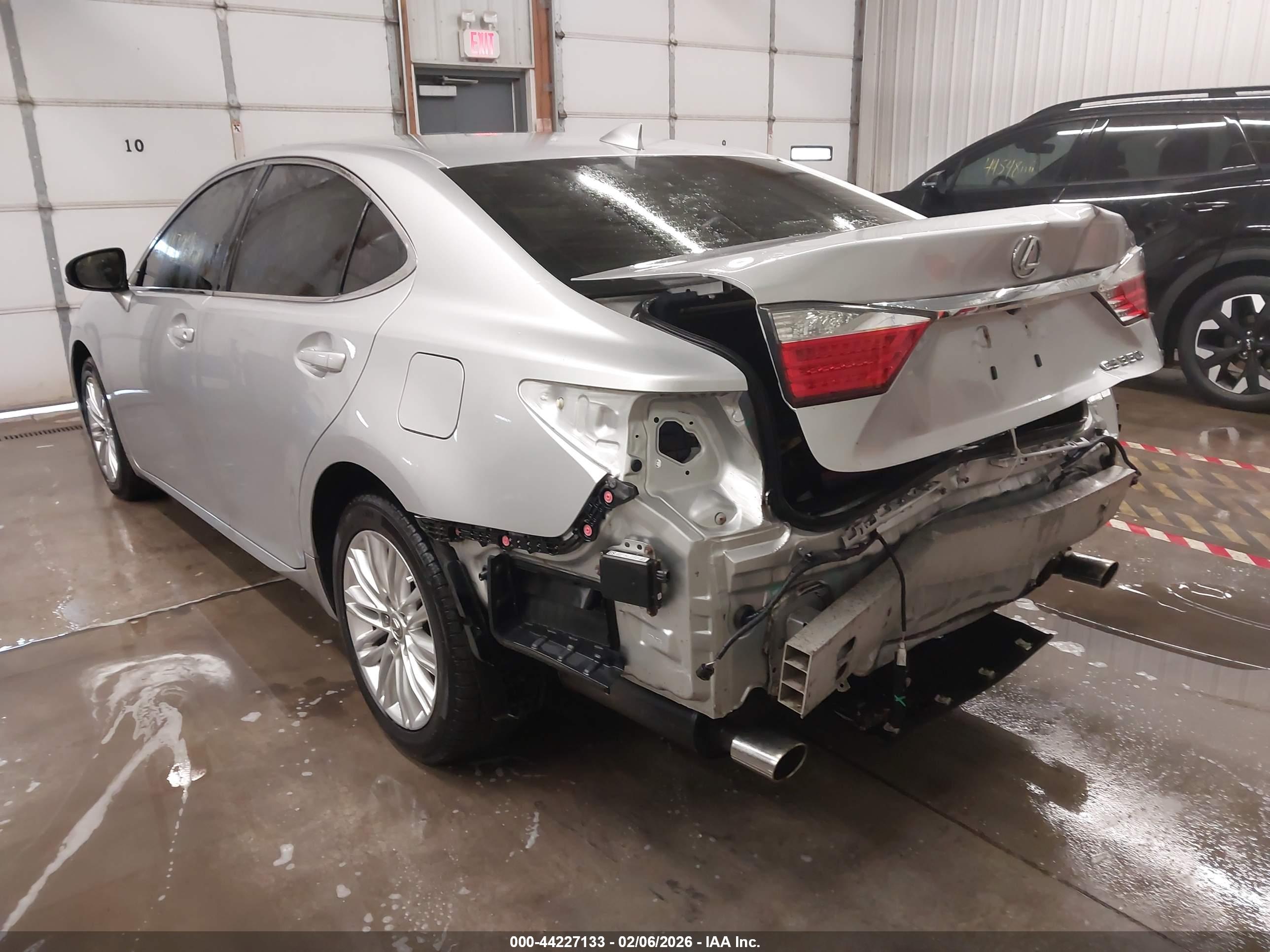 LEXUS ES image 3