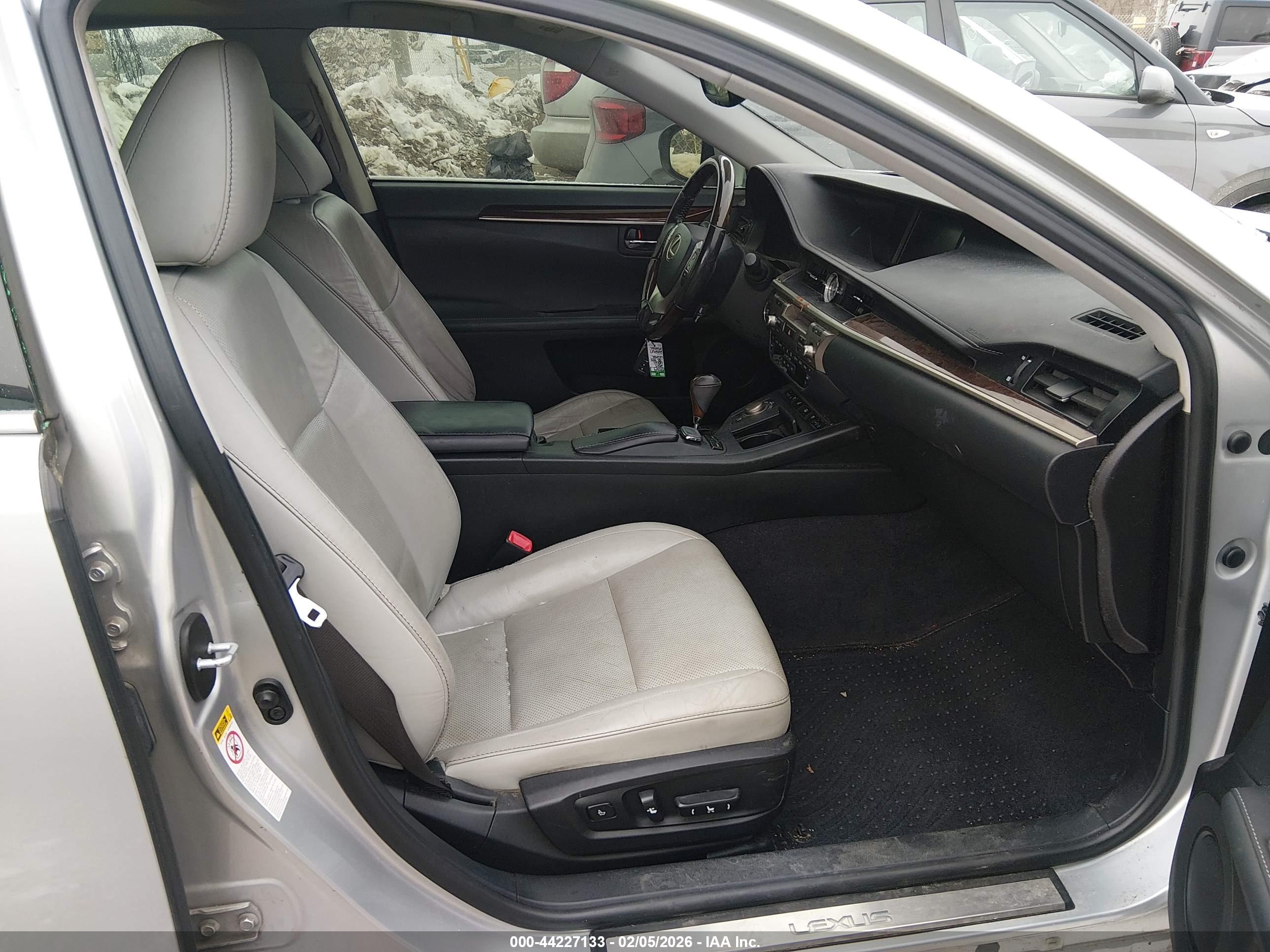 LEXUS ES image 5