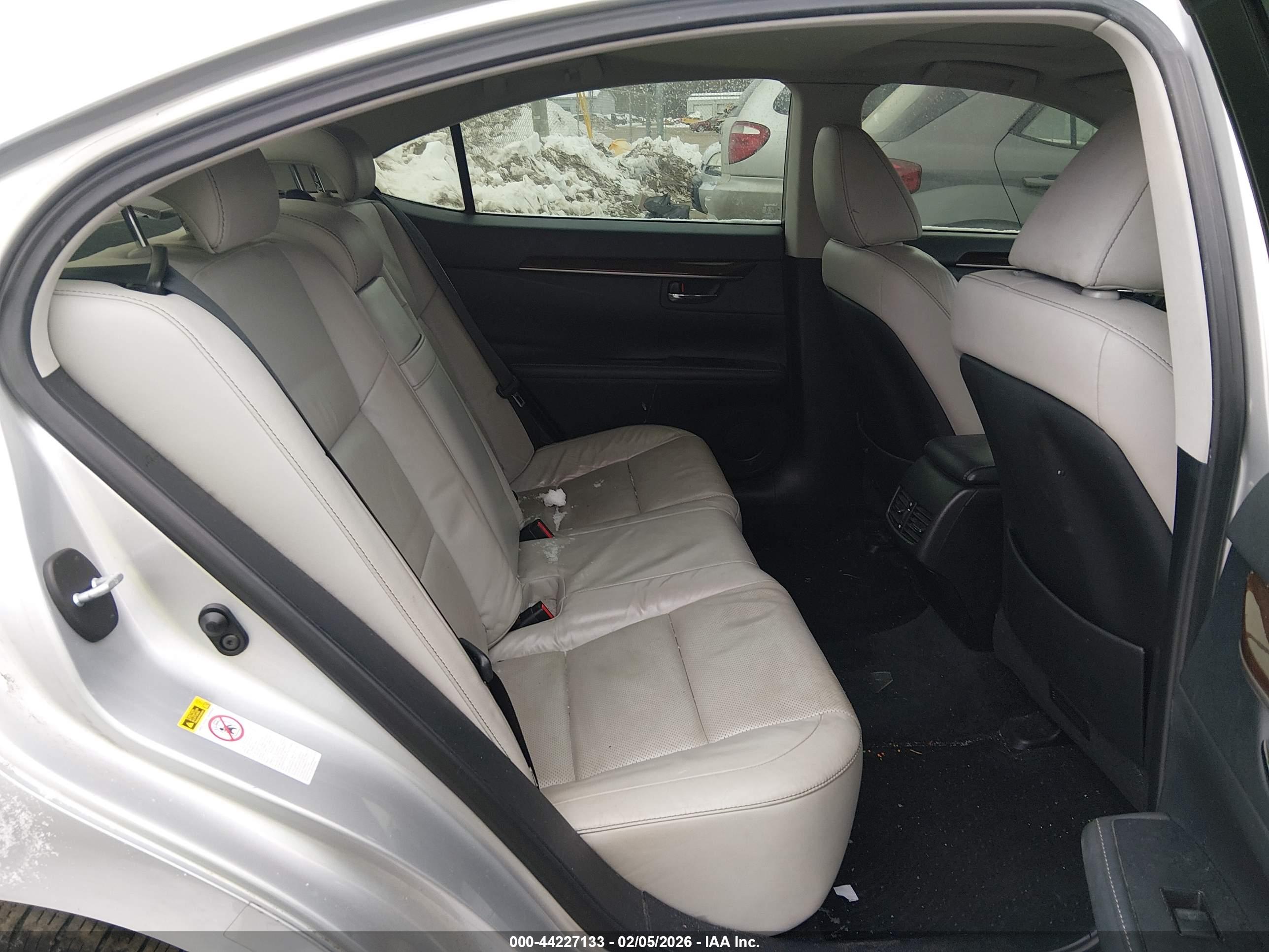 LEXUS ES image 8