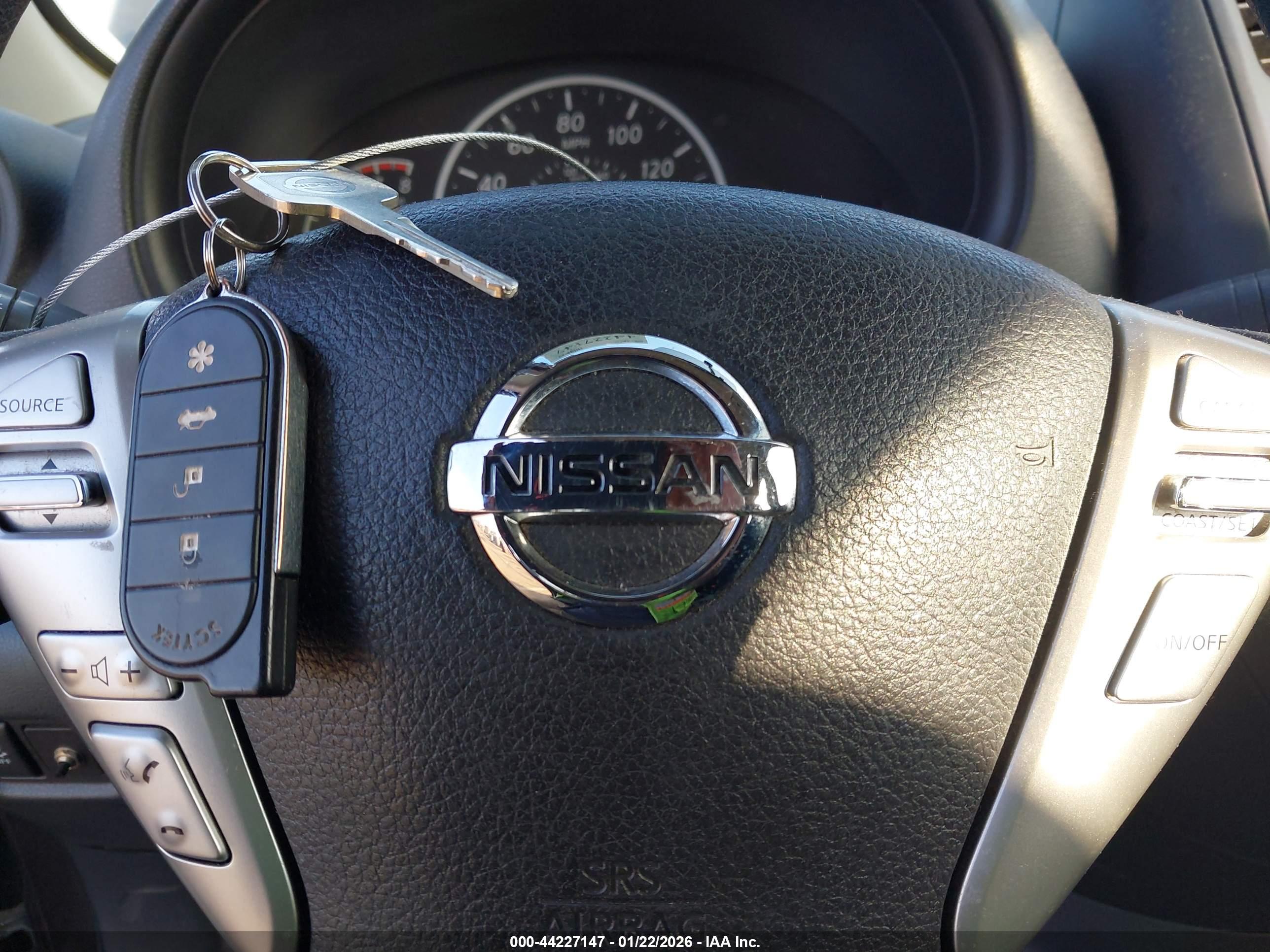 NISSAN VERSA image 11