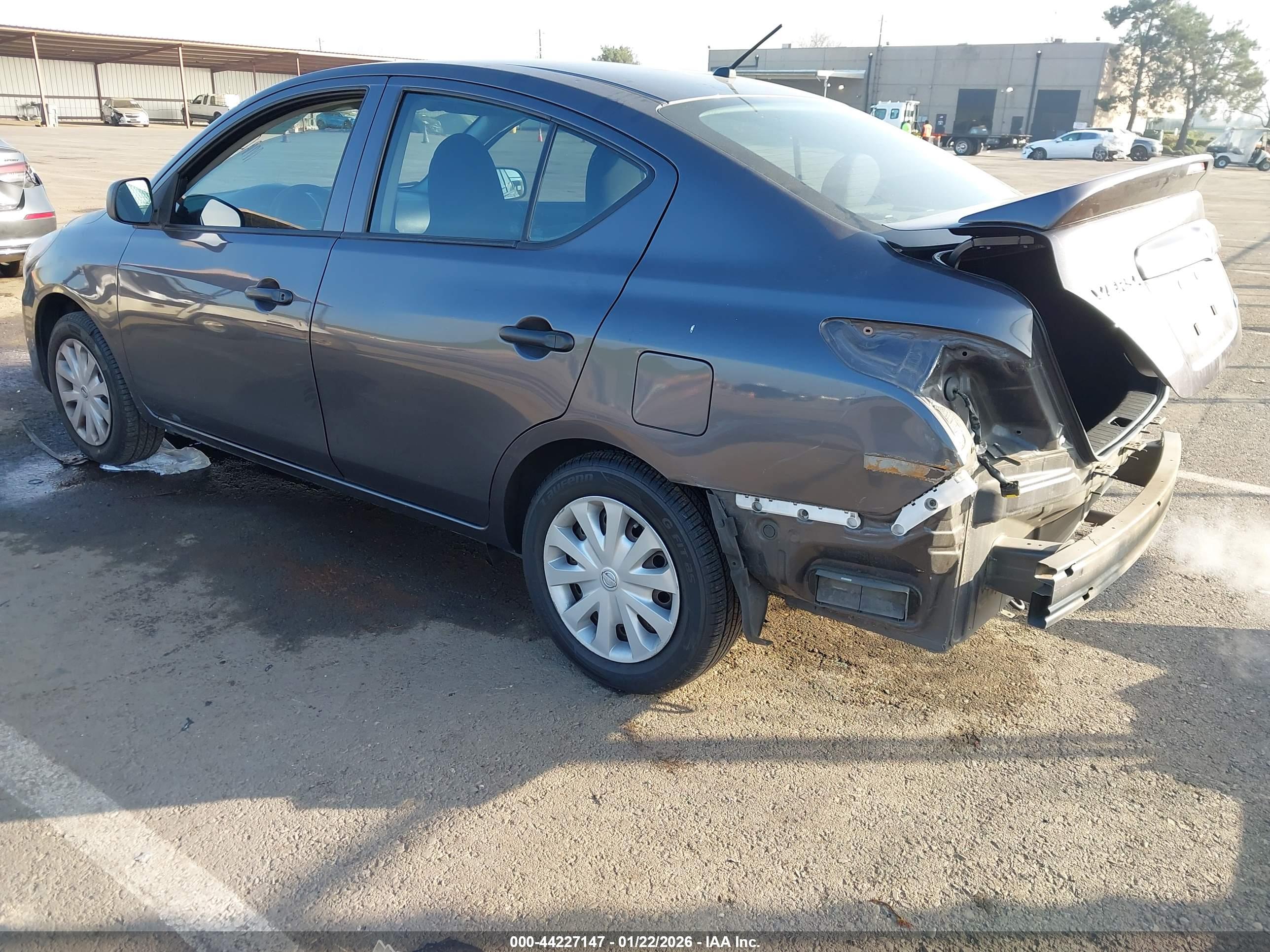 NISSAN VERSA image 3