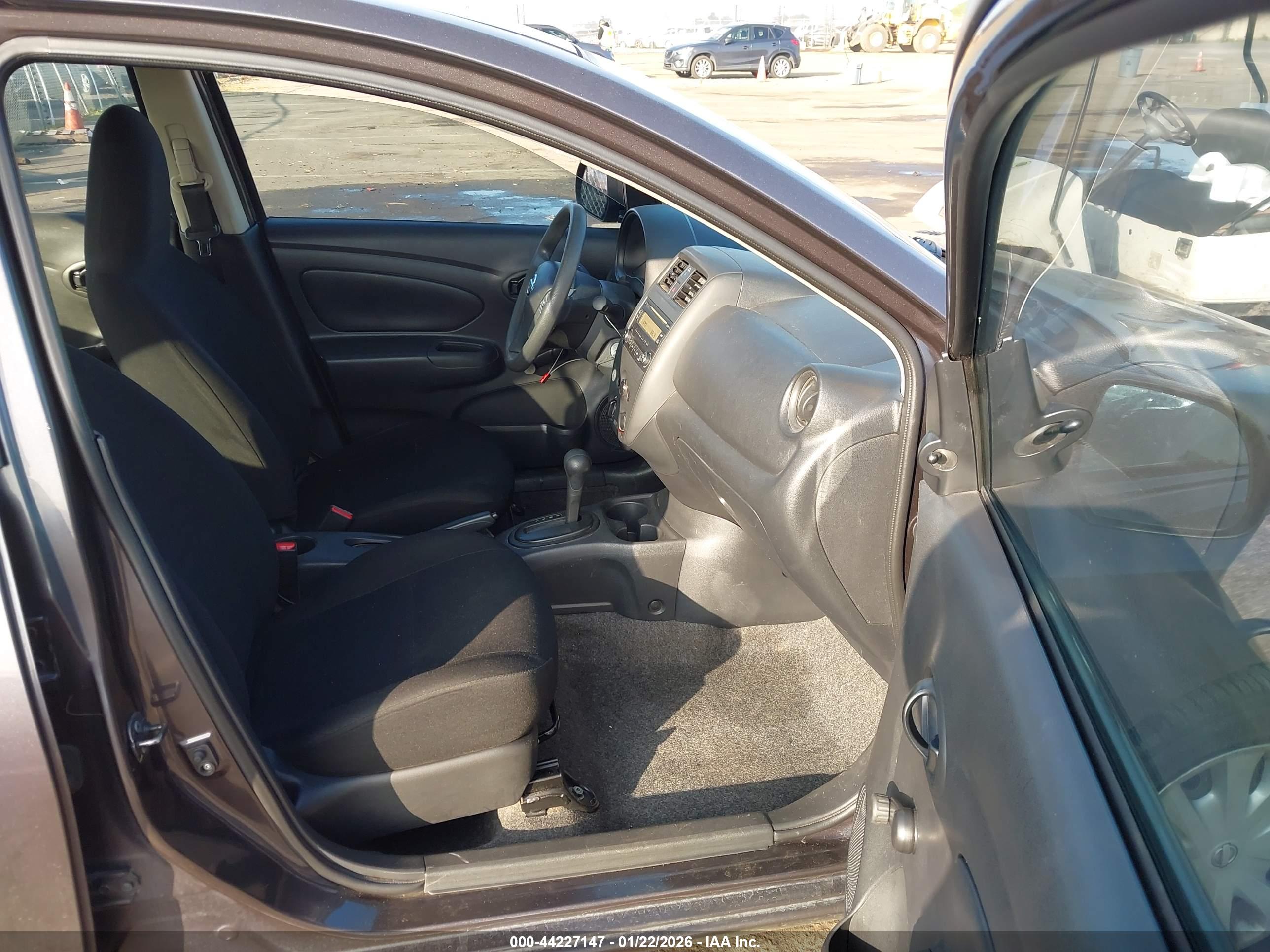 NISSAN VERSA image 5