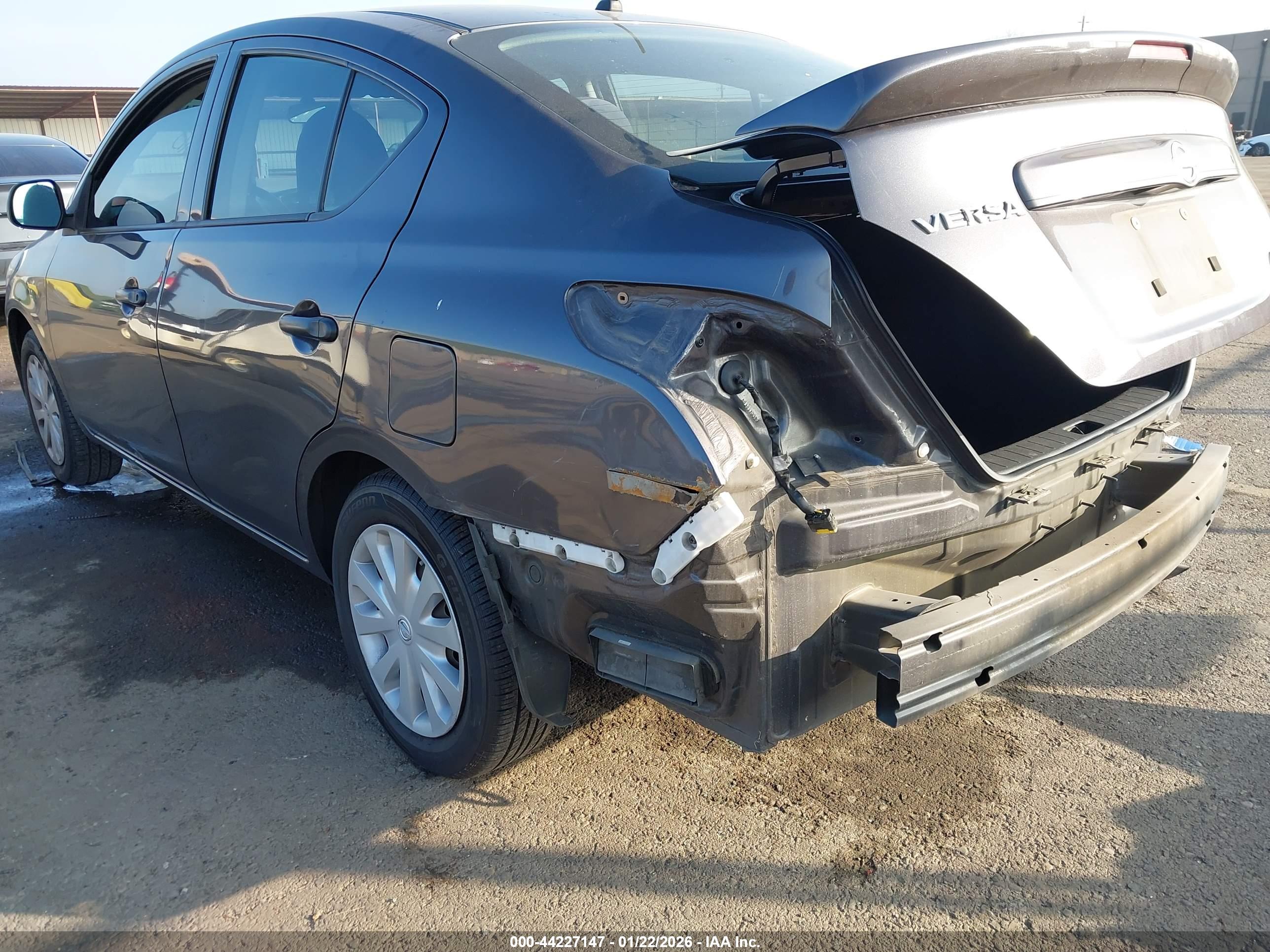 NISSAN VERSA image 6
