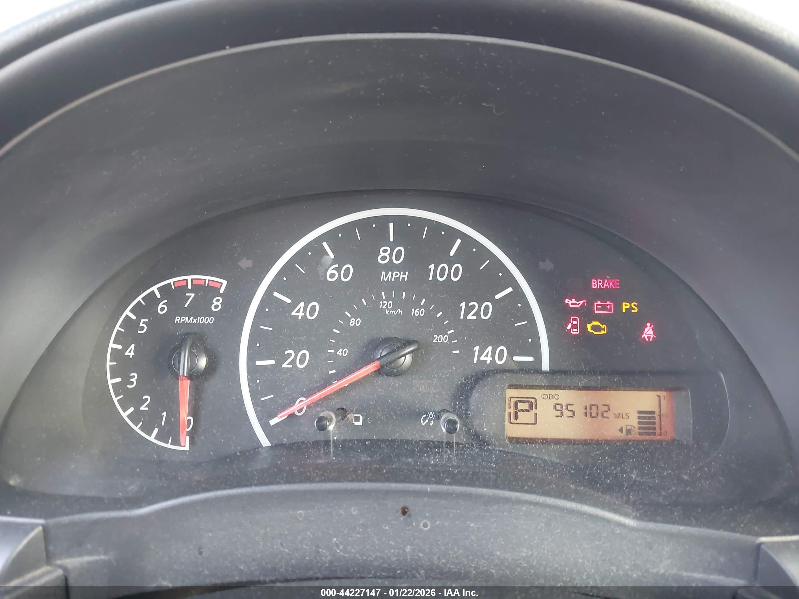 NISSAN VERSA image 7