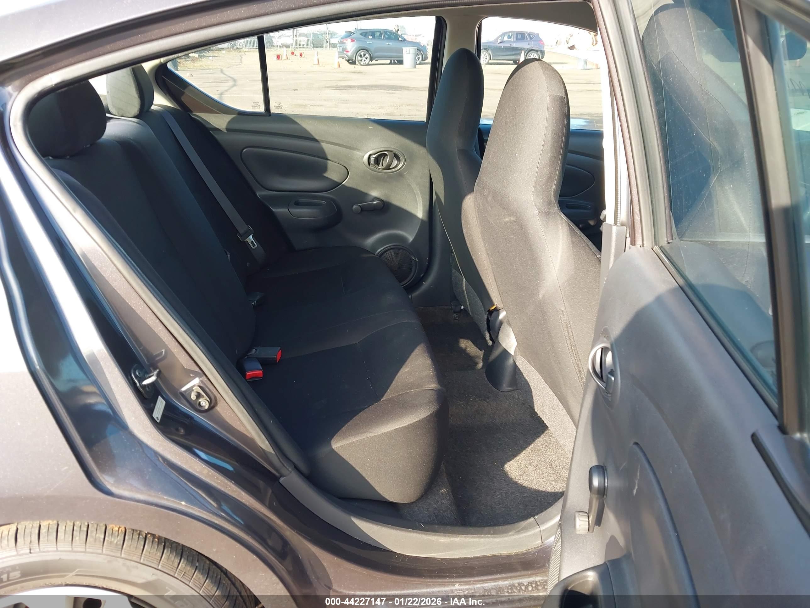 NISSAN VERSA image 8