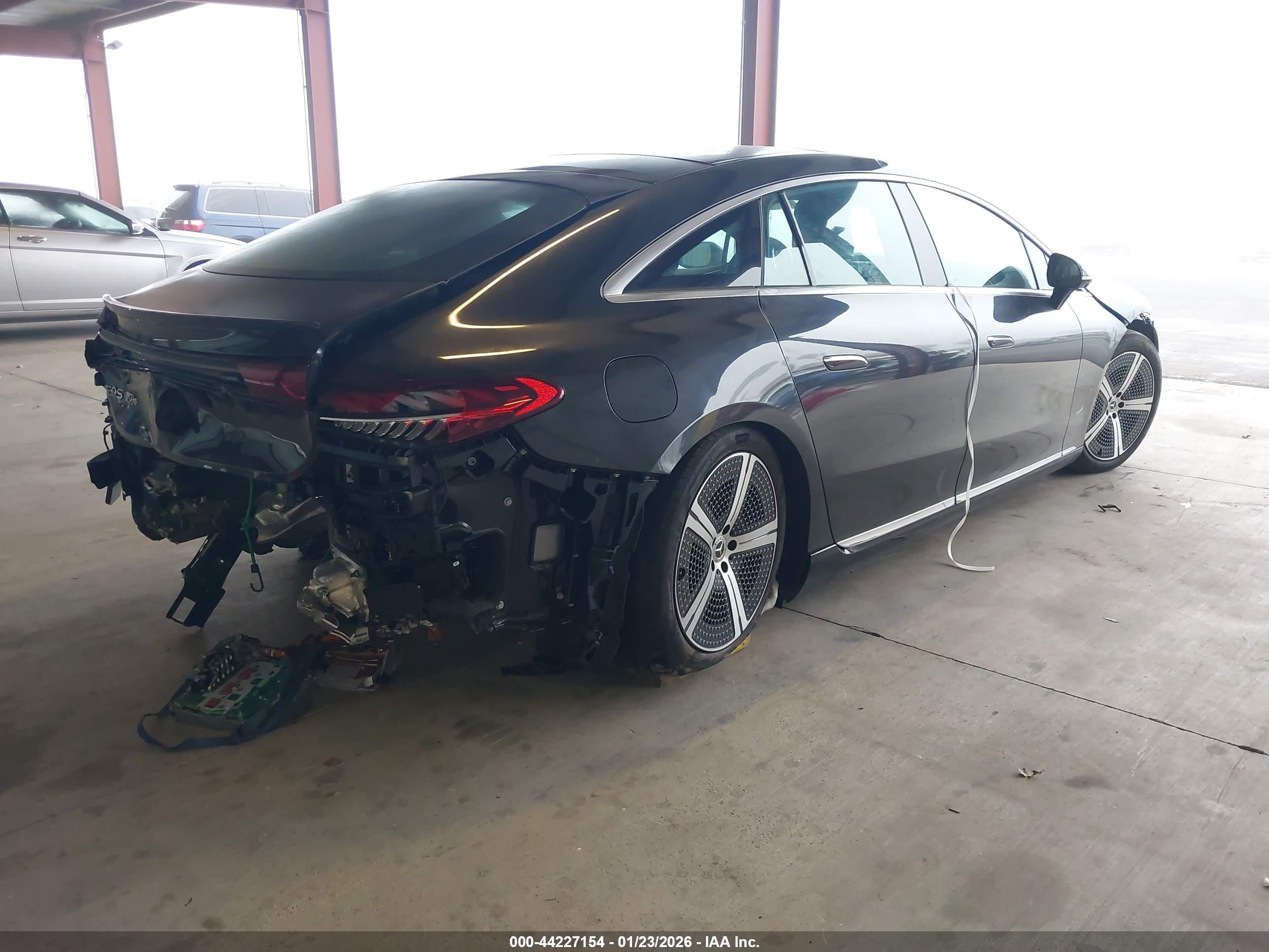 MERCEDES-BENZ EQS image 4