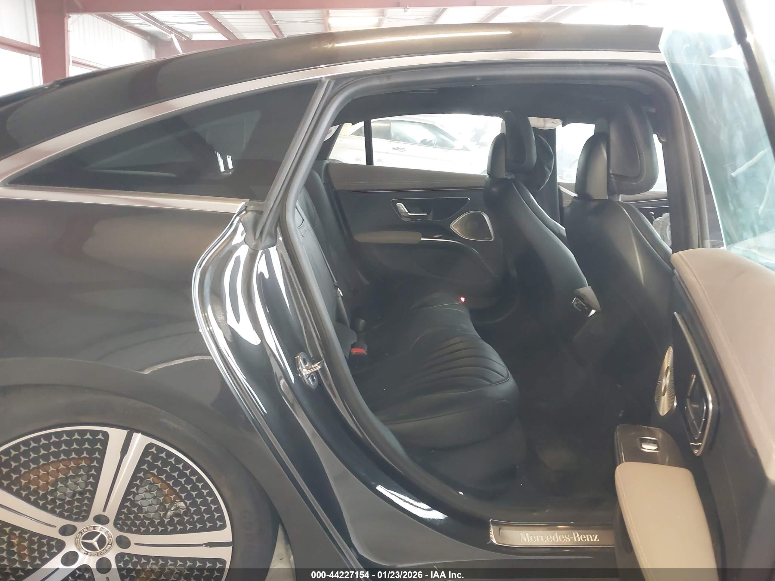 MERCEDES-BENZ EQS image 8