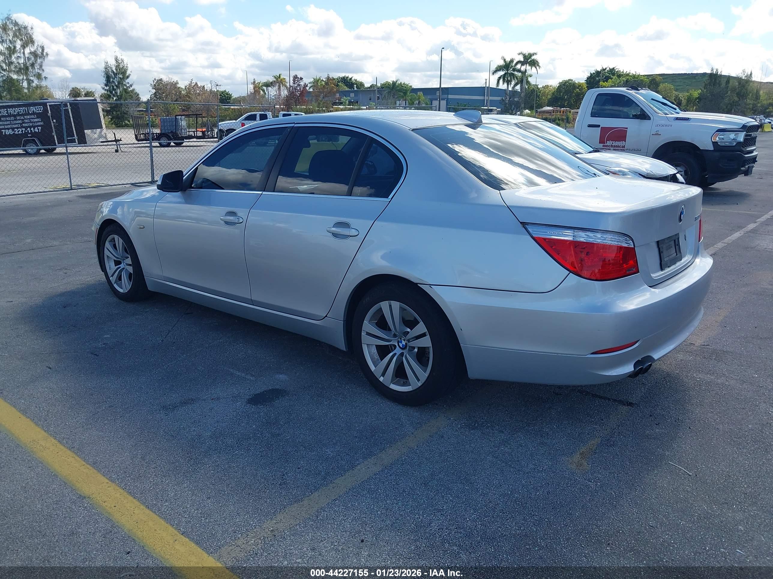 BMW 528I image 3