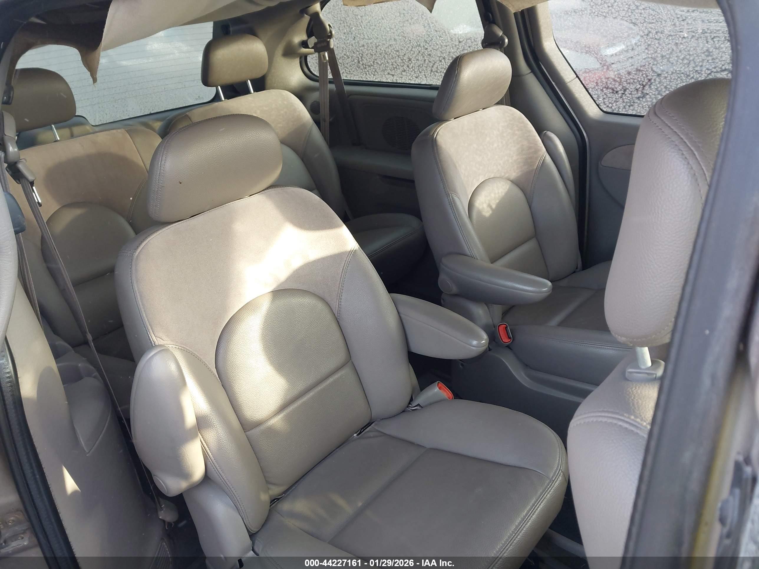 CHRYSLER TOWN image 8