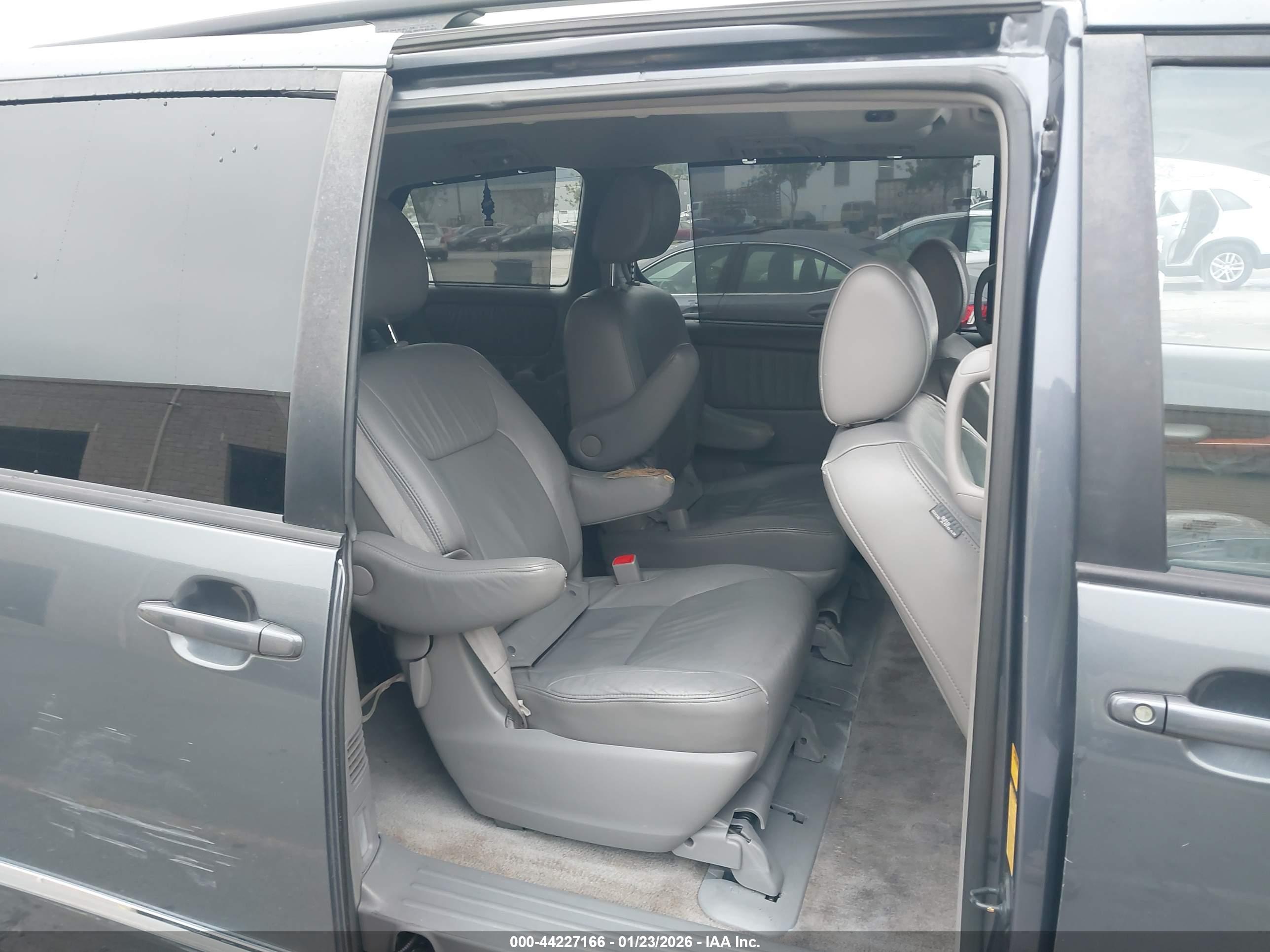 TOYOTA SIENNA image 8