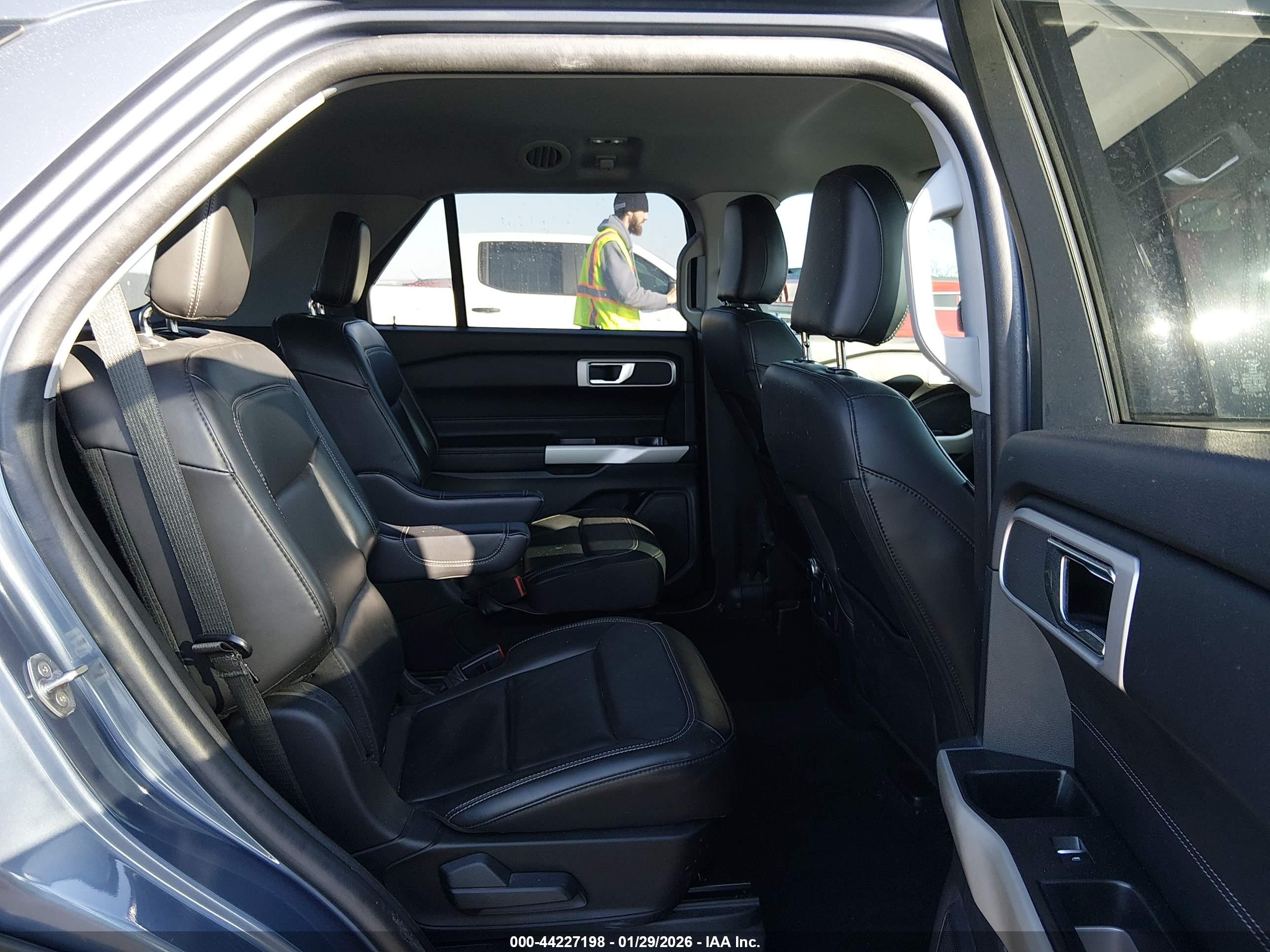 FORD EXPLORER image 8
