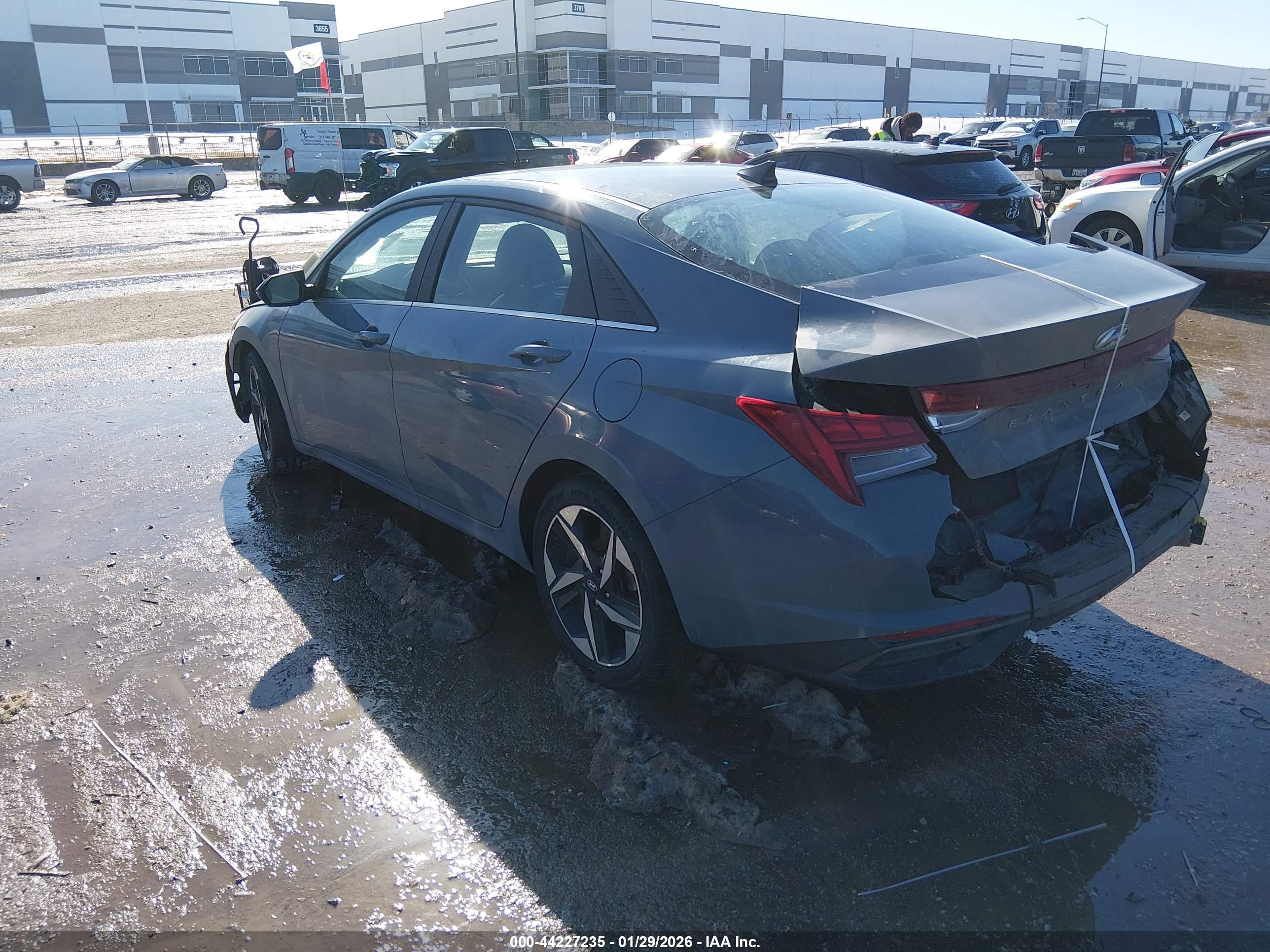 HYUNDAI ELANTRA image 3
