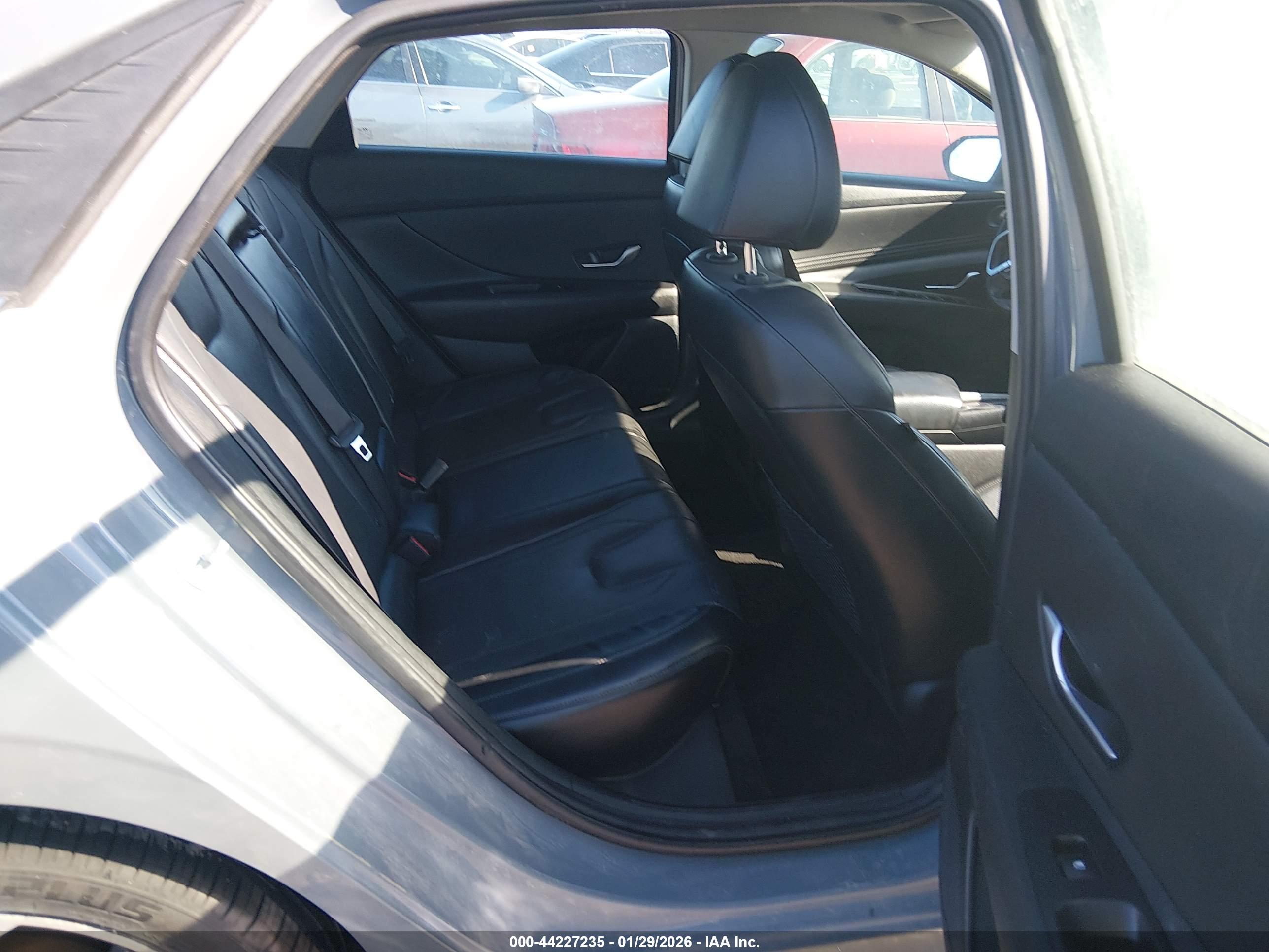 HYUNDAI ELANTRA image 8