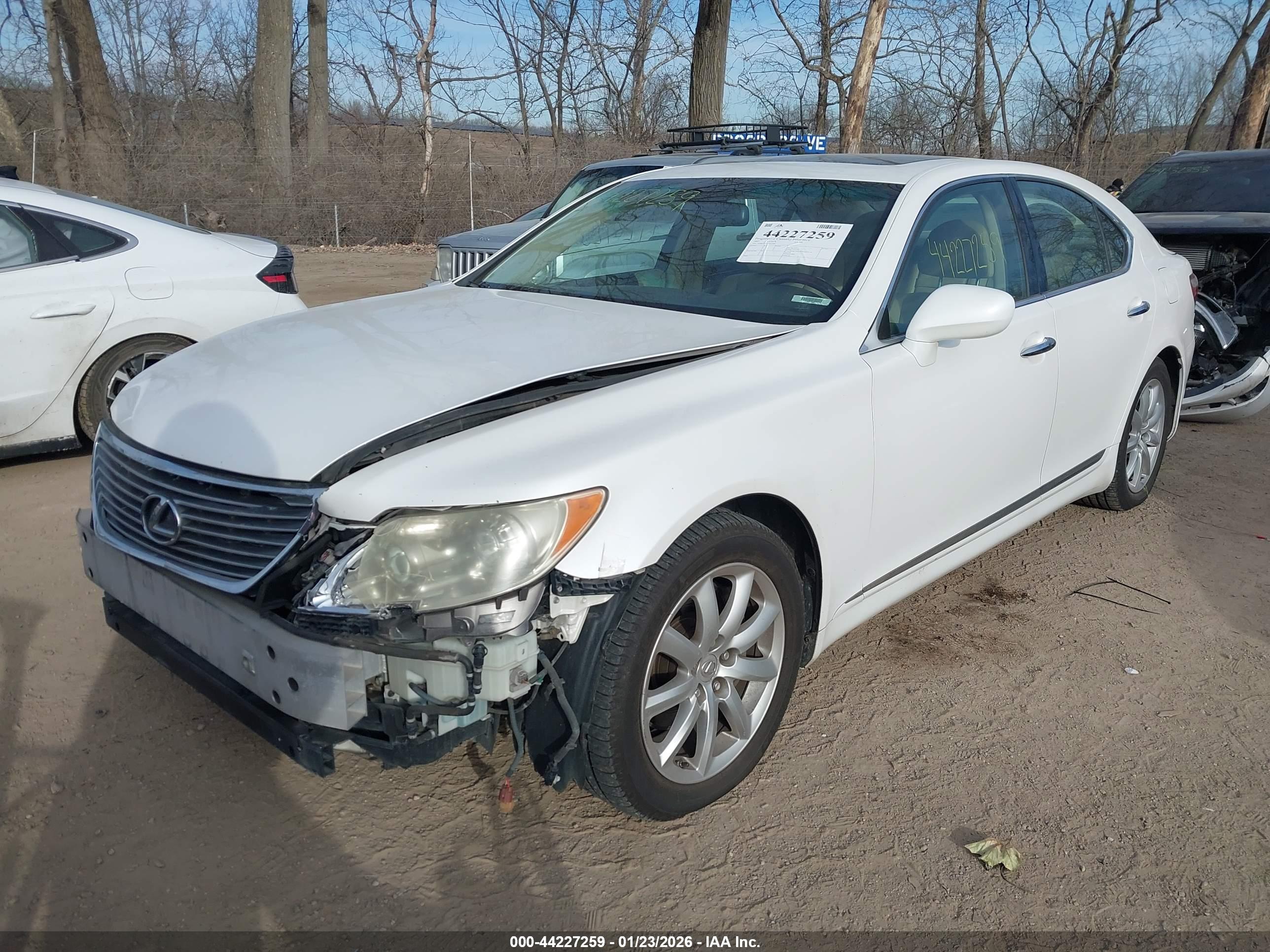 LEXUS LS image 2