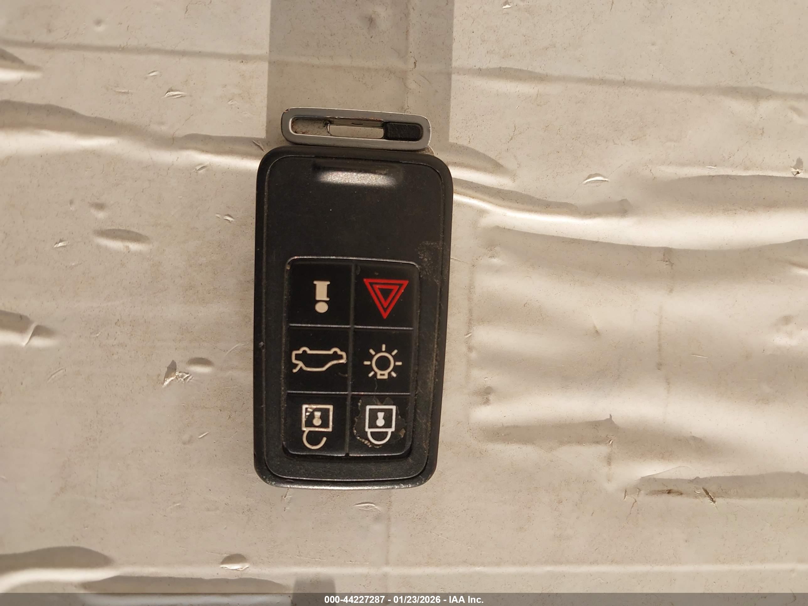 VOLVO XC70 image 11