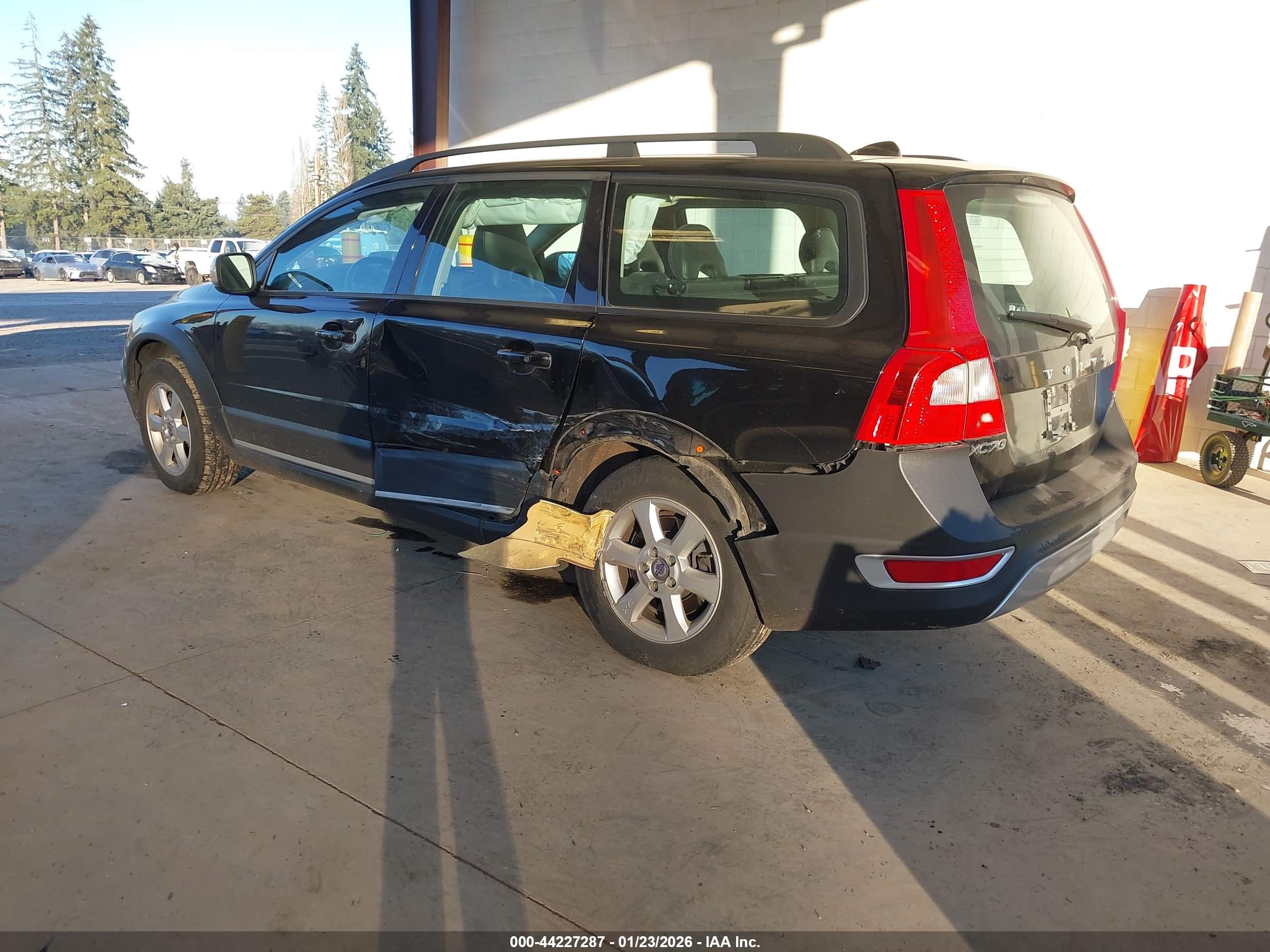 VOLVO XC70 image 3