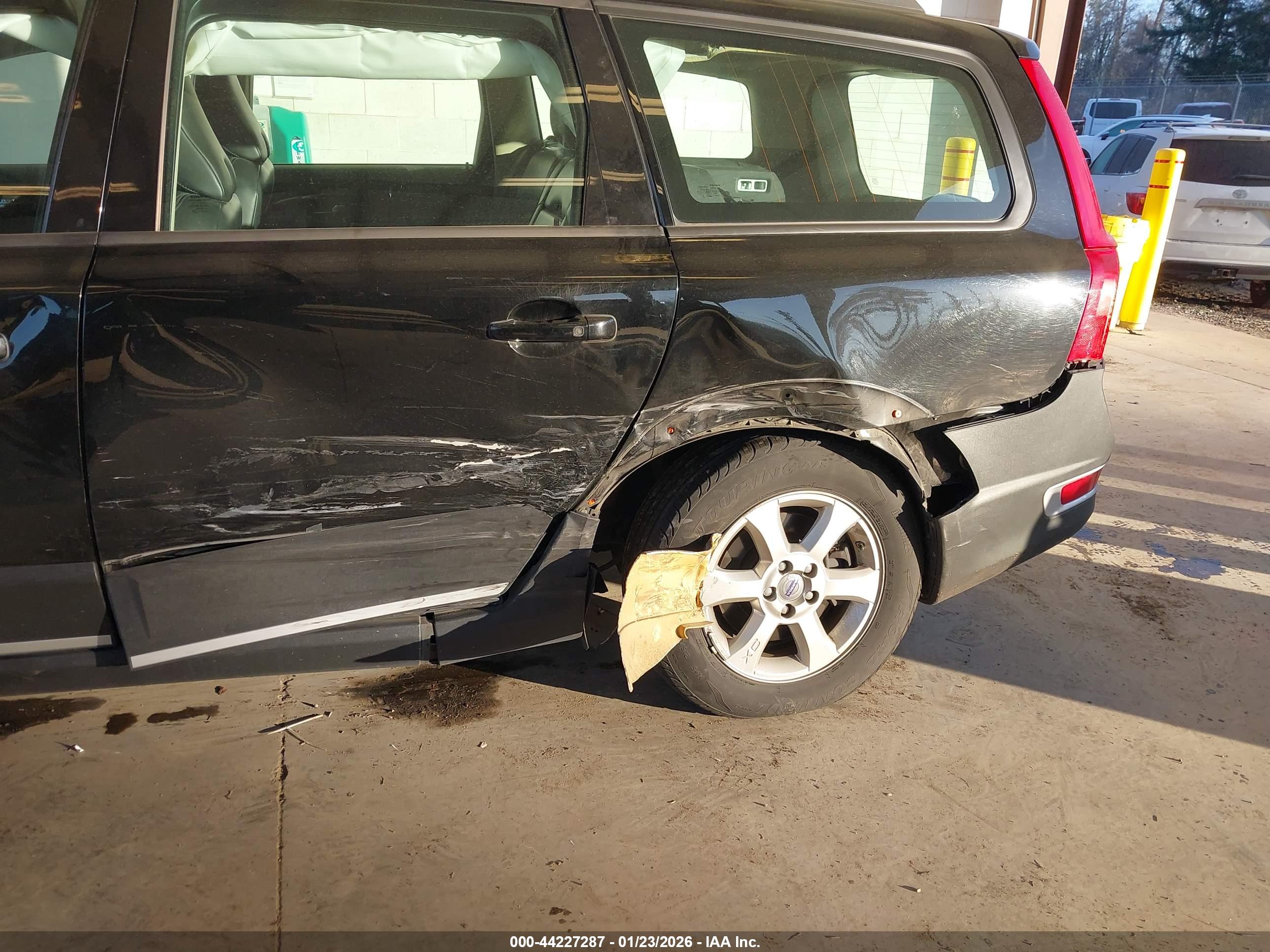 VOLVO XC70 image 6