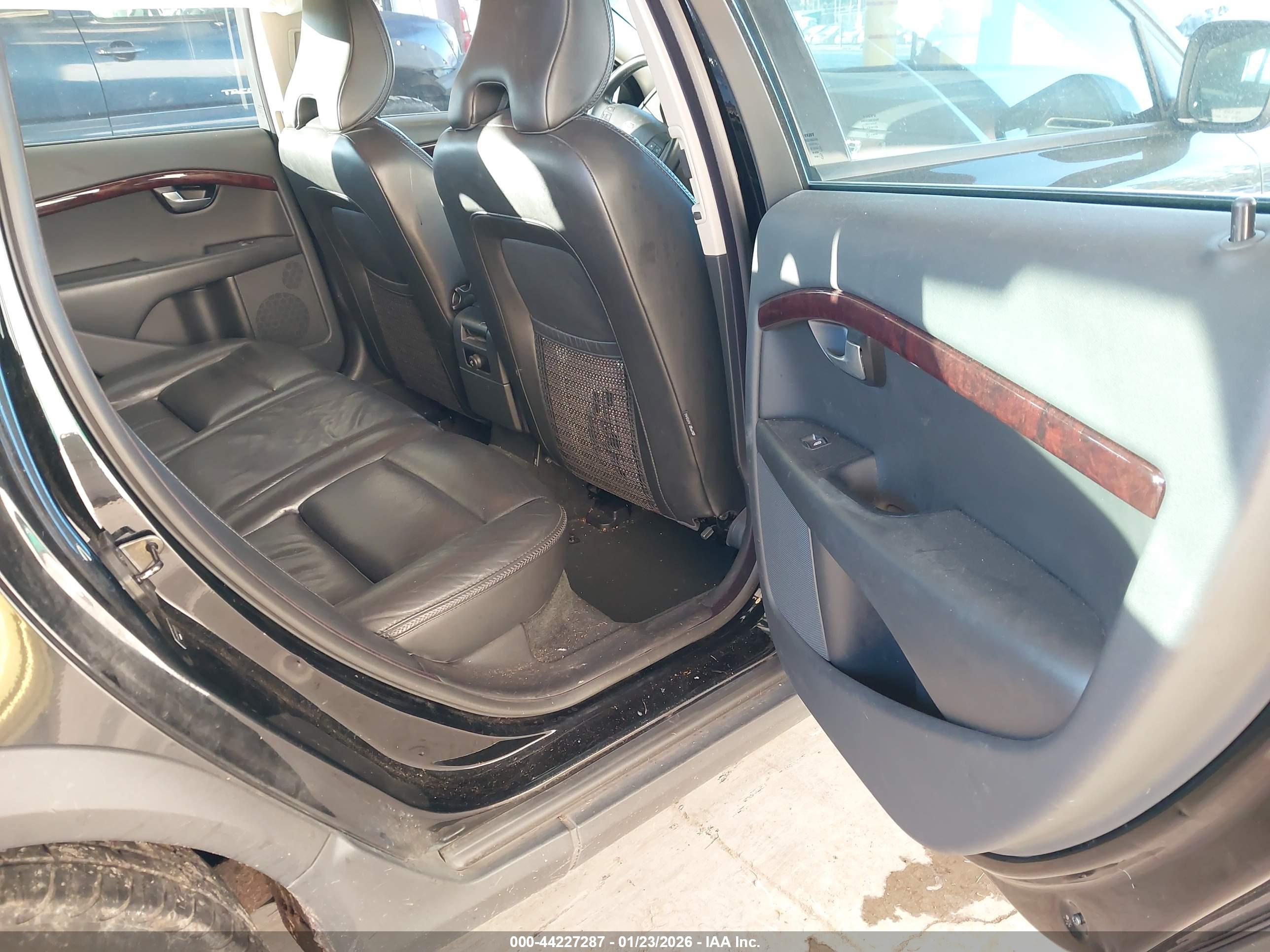 VOLVO XC70 image 8
