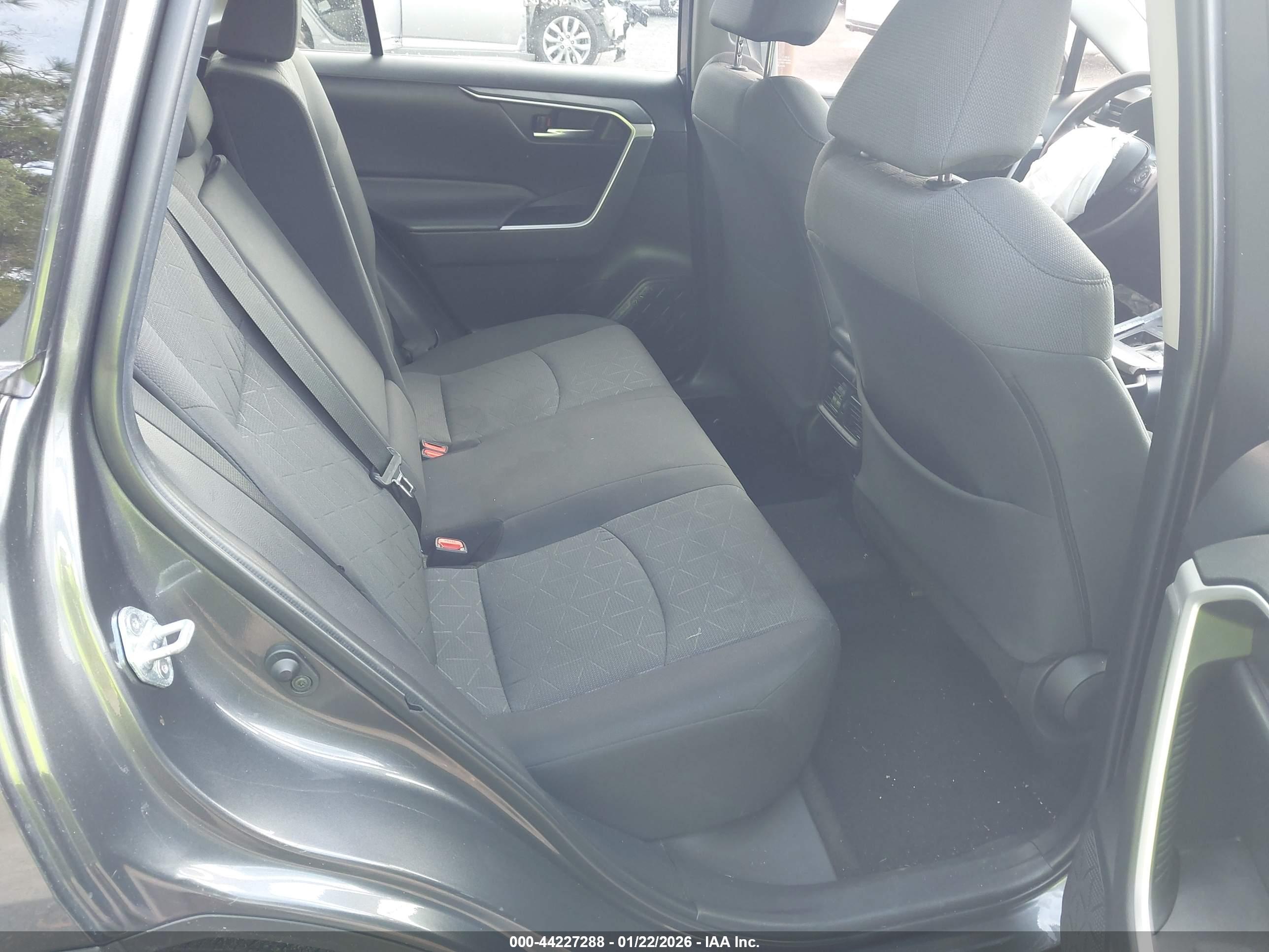 TOYOTA RAV4 image 8