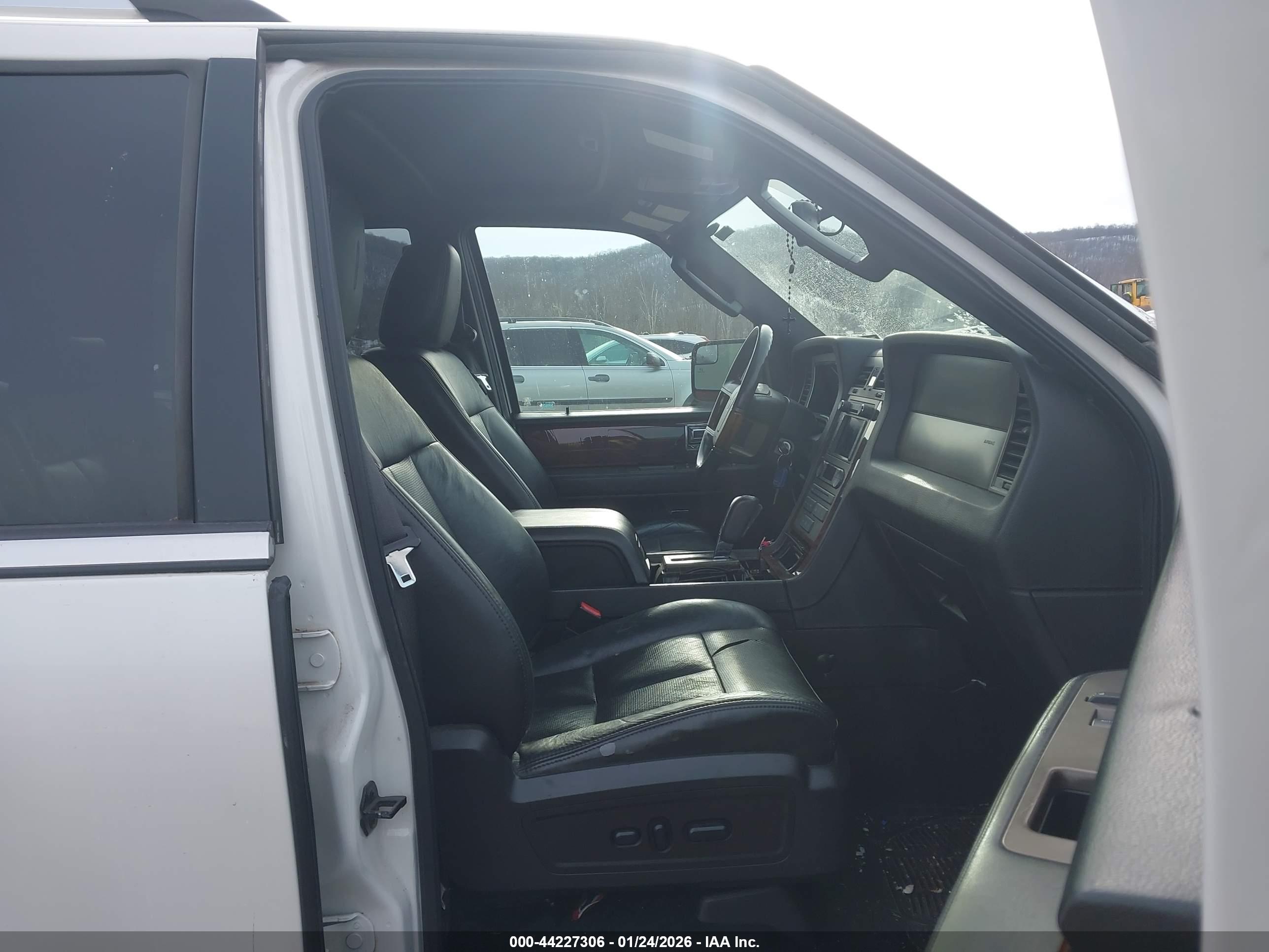 LINCOLN NAVIGATOR image 5
