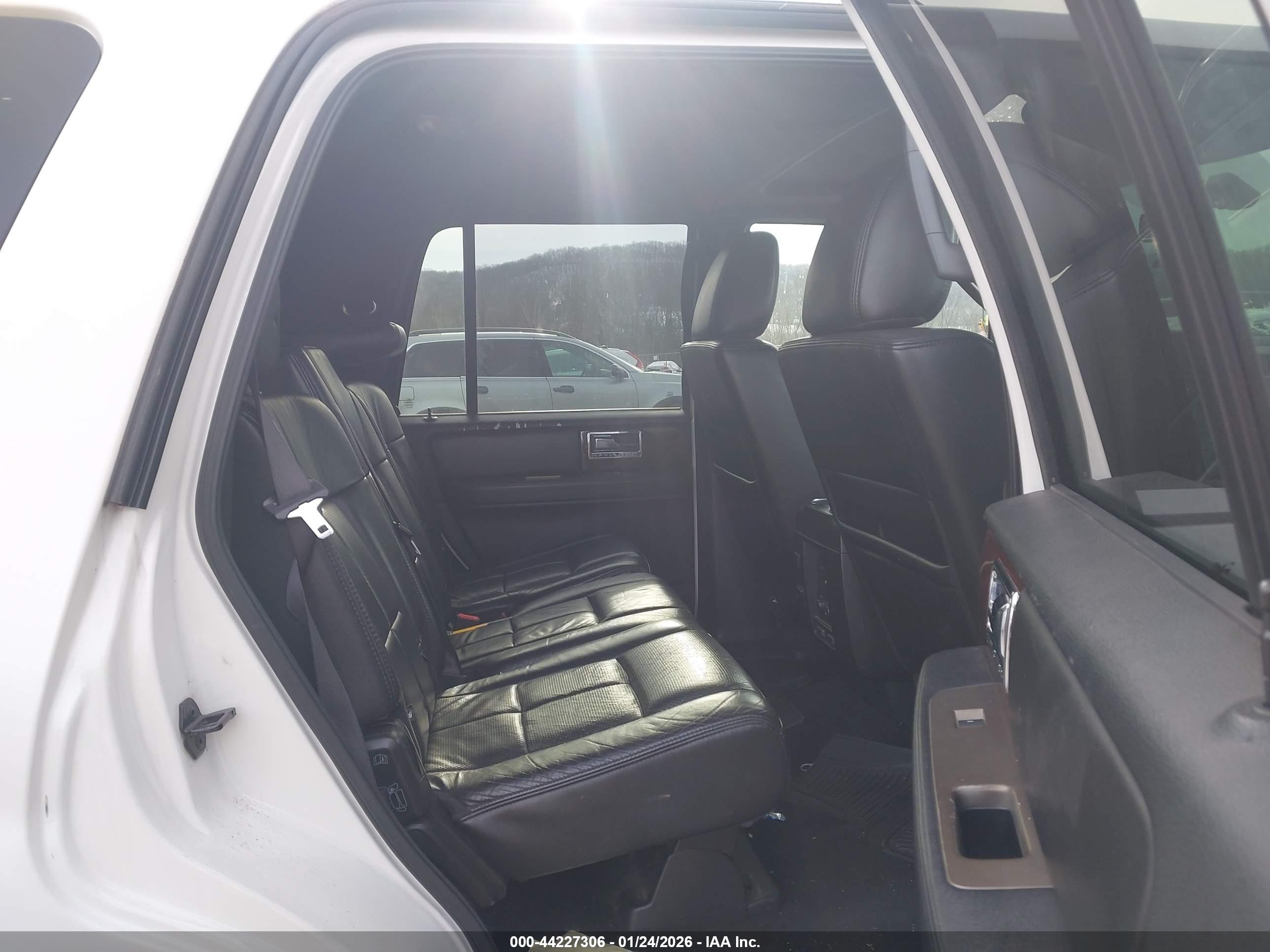 LINCOLN NAVIGATOR image 8
