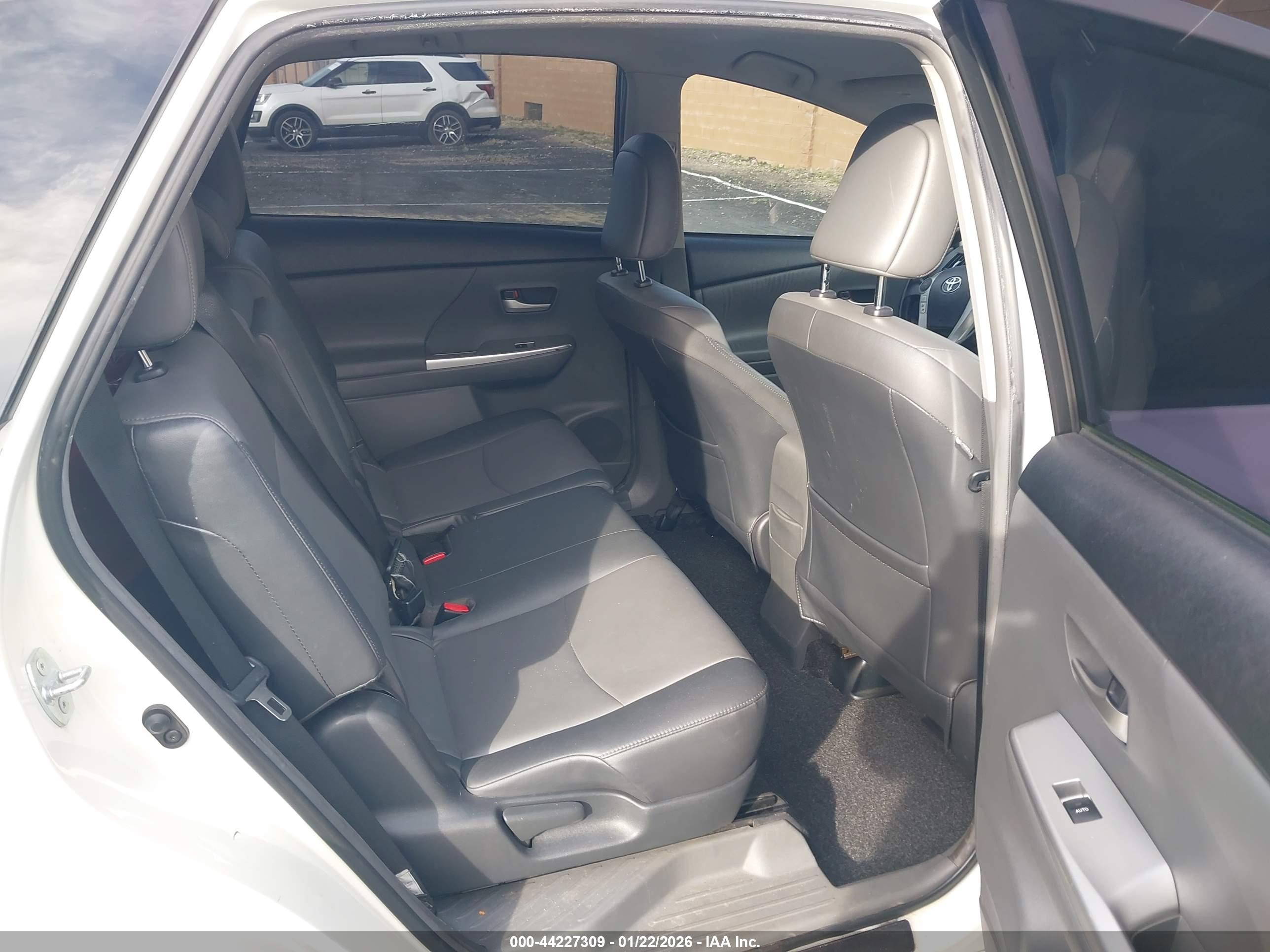 TOYOTA PRIUS image 8