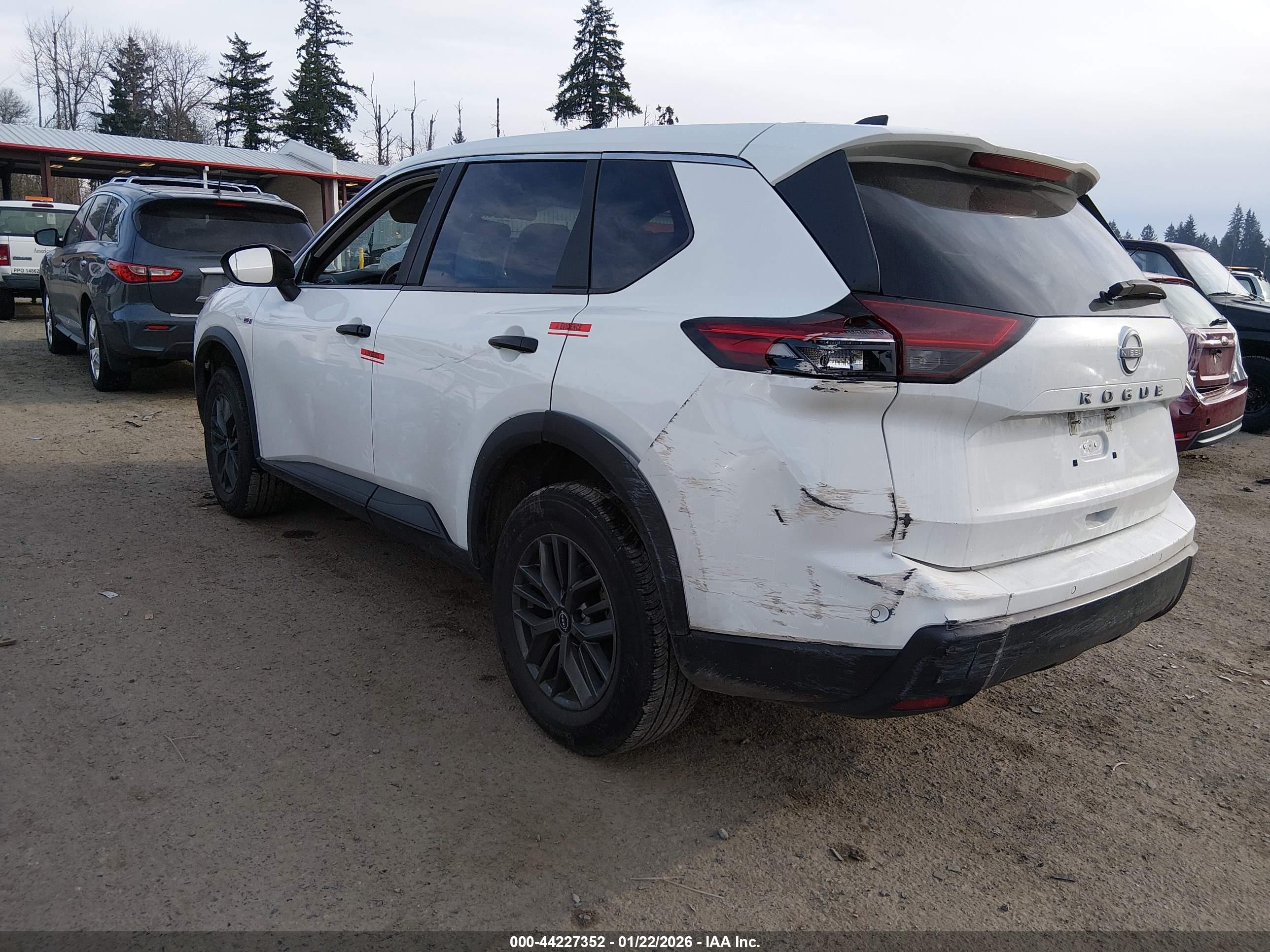 NISSAN ROGUE image 3