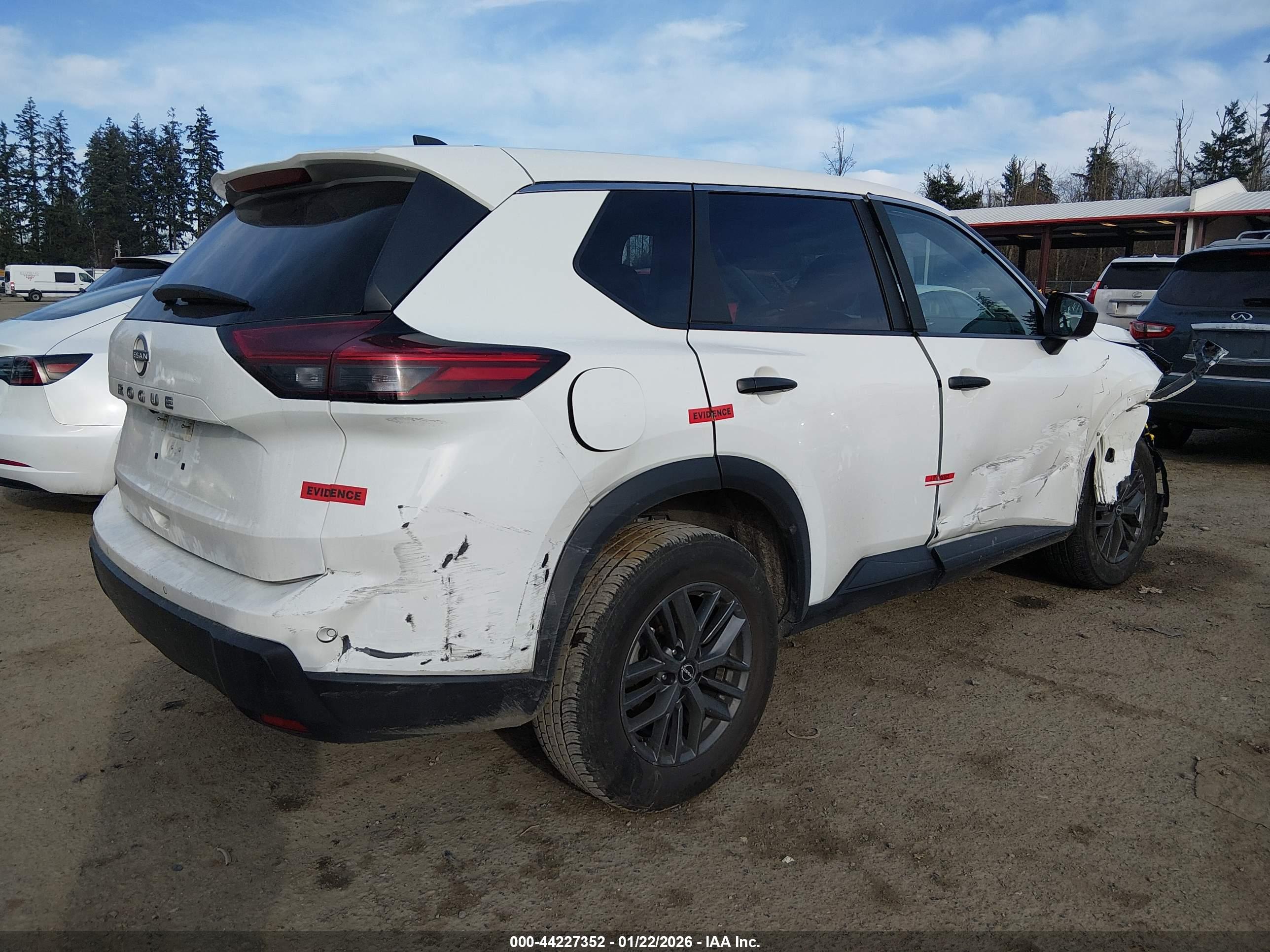 NISSAN ROGUE image 4