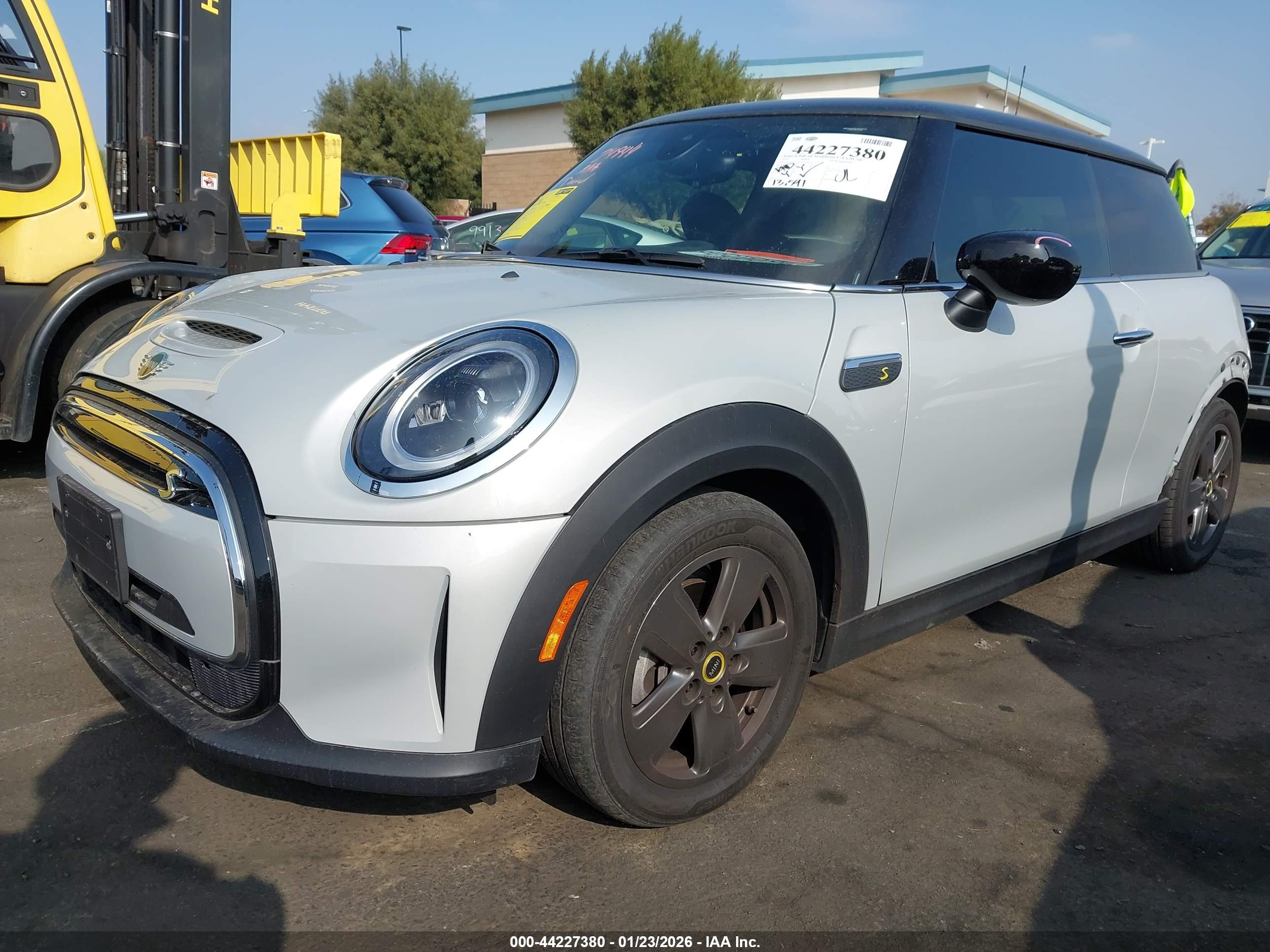 MINI SE image 2
