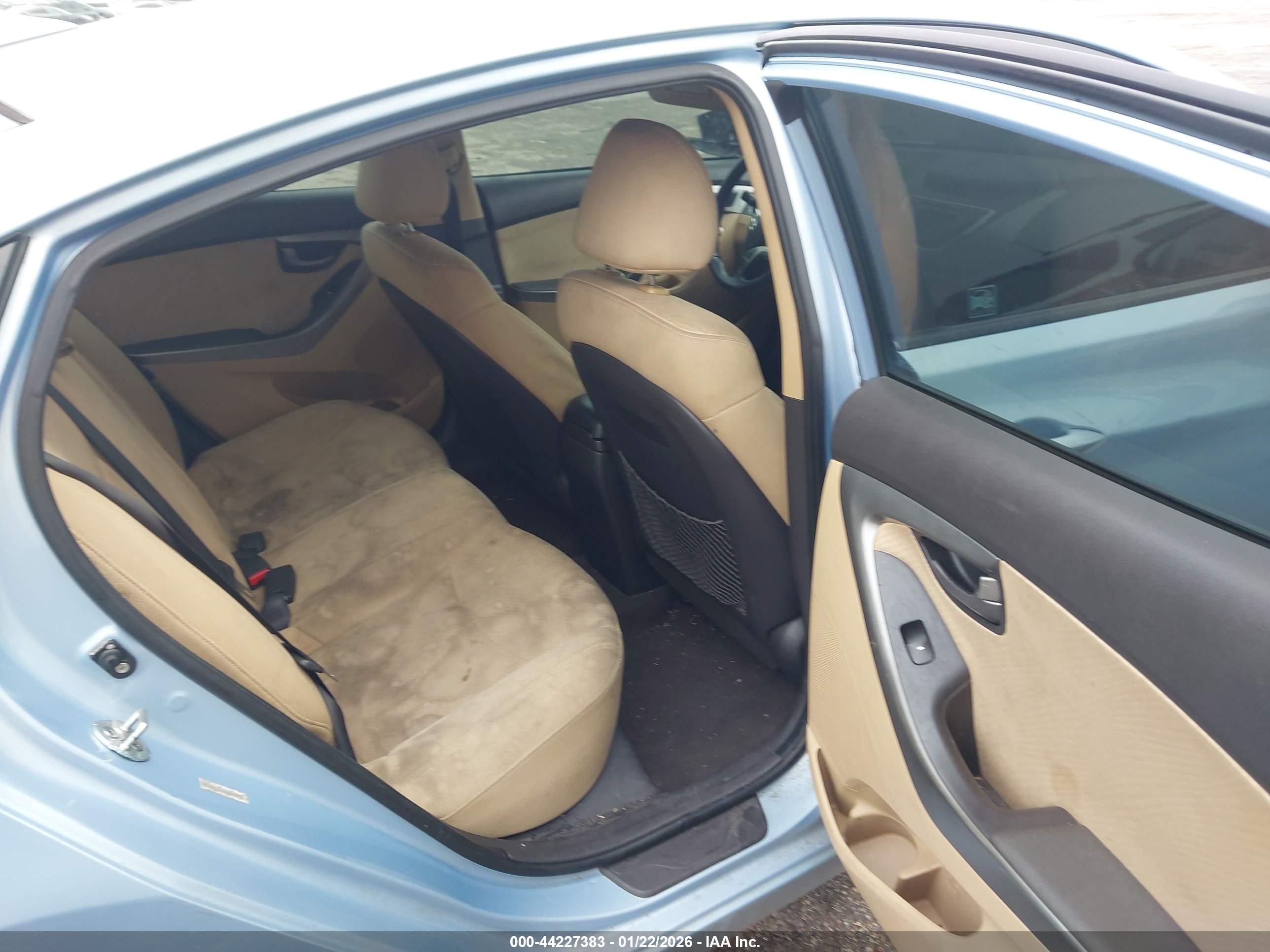 HYUNDAI ELANTRA image 8