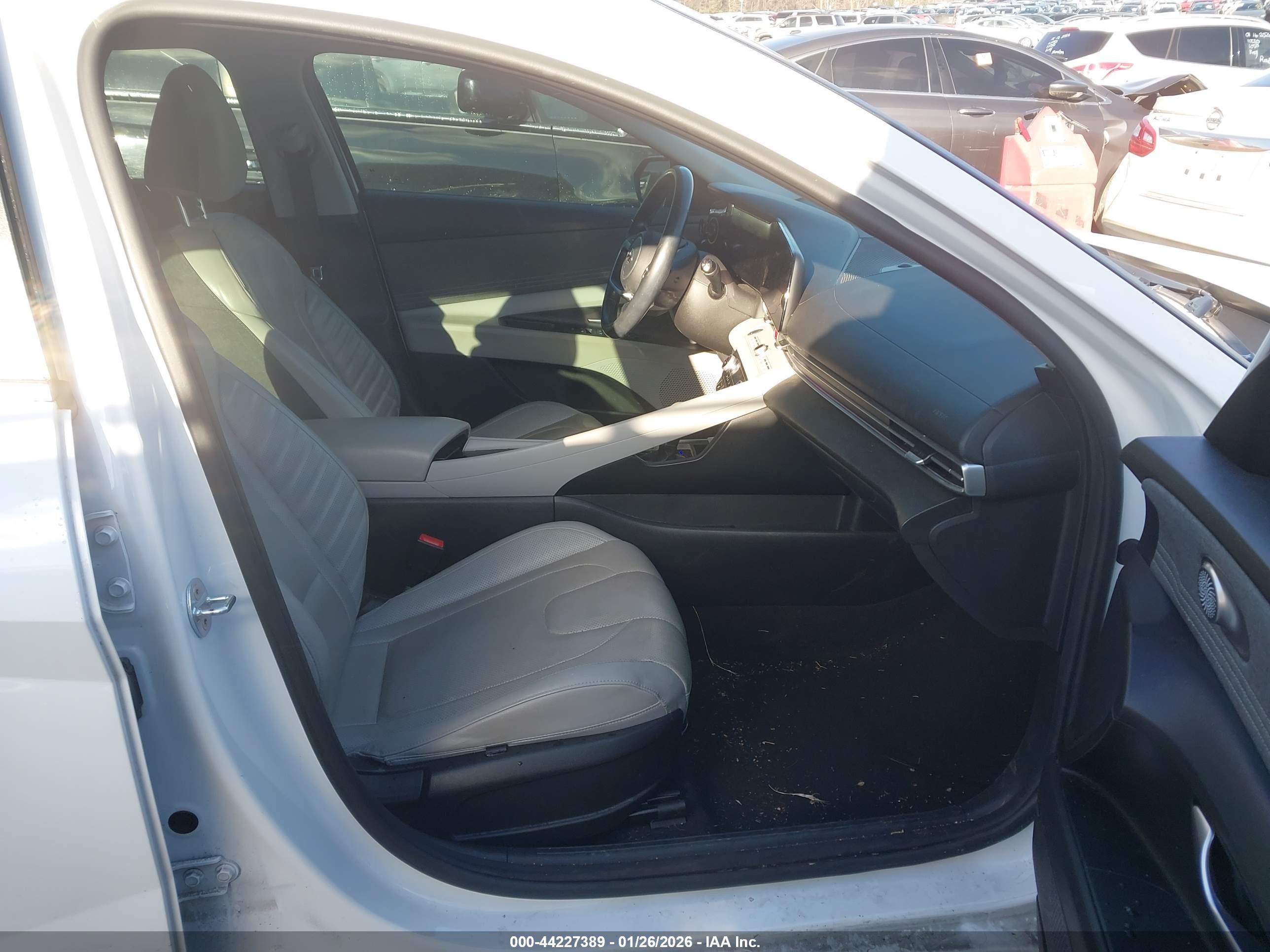 HYUNDAI ELANTRA image 5
