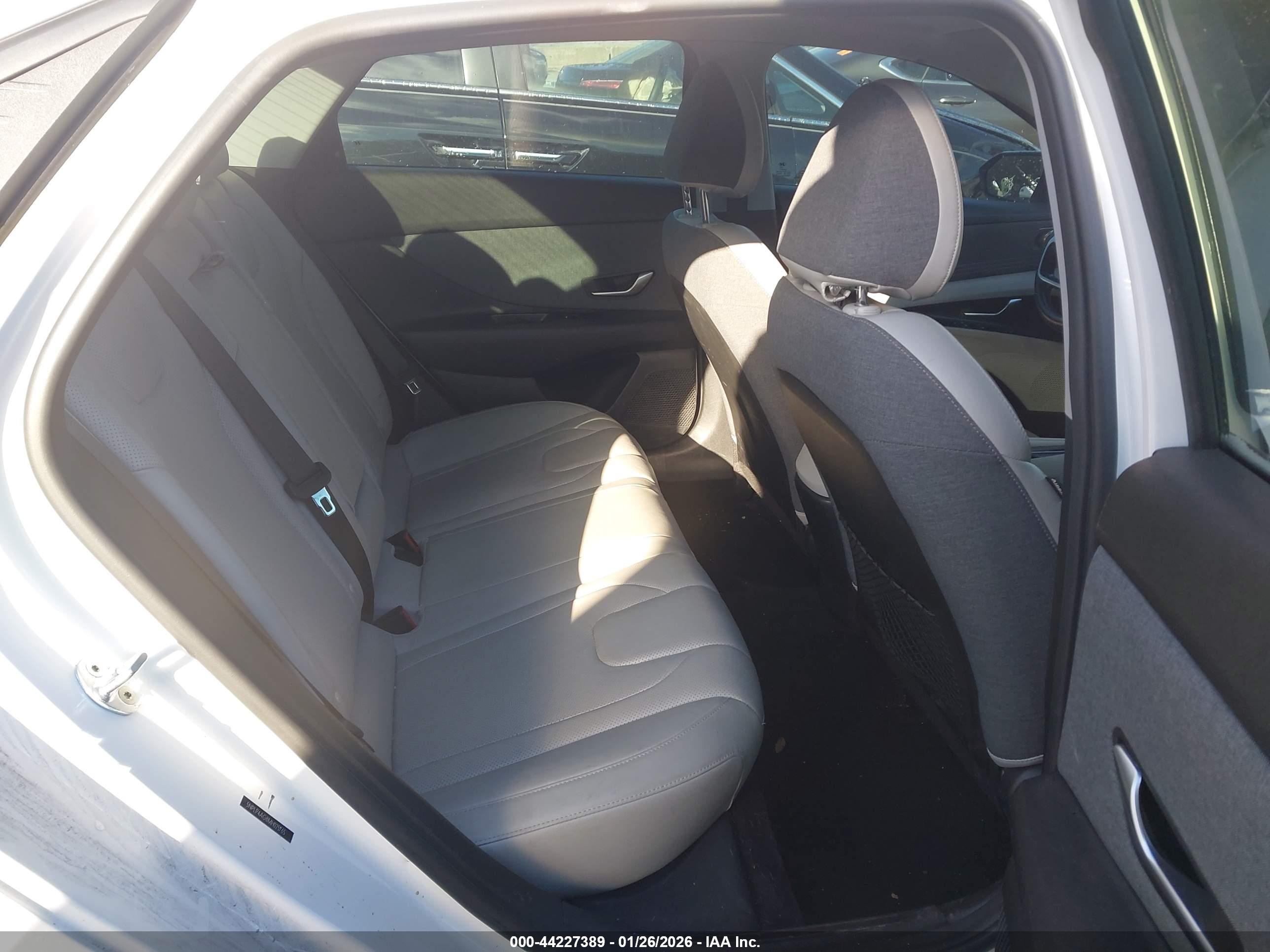 HYUNDAI ELANTRA image 8