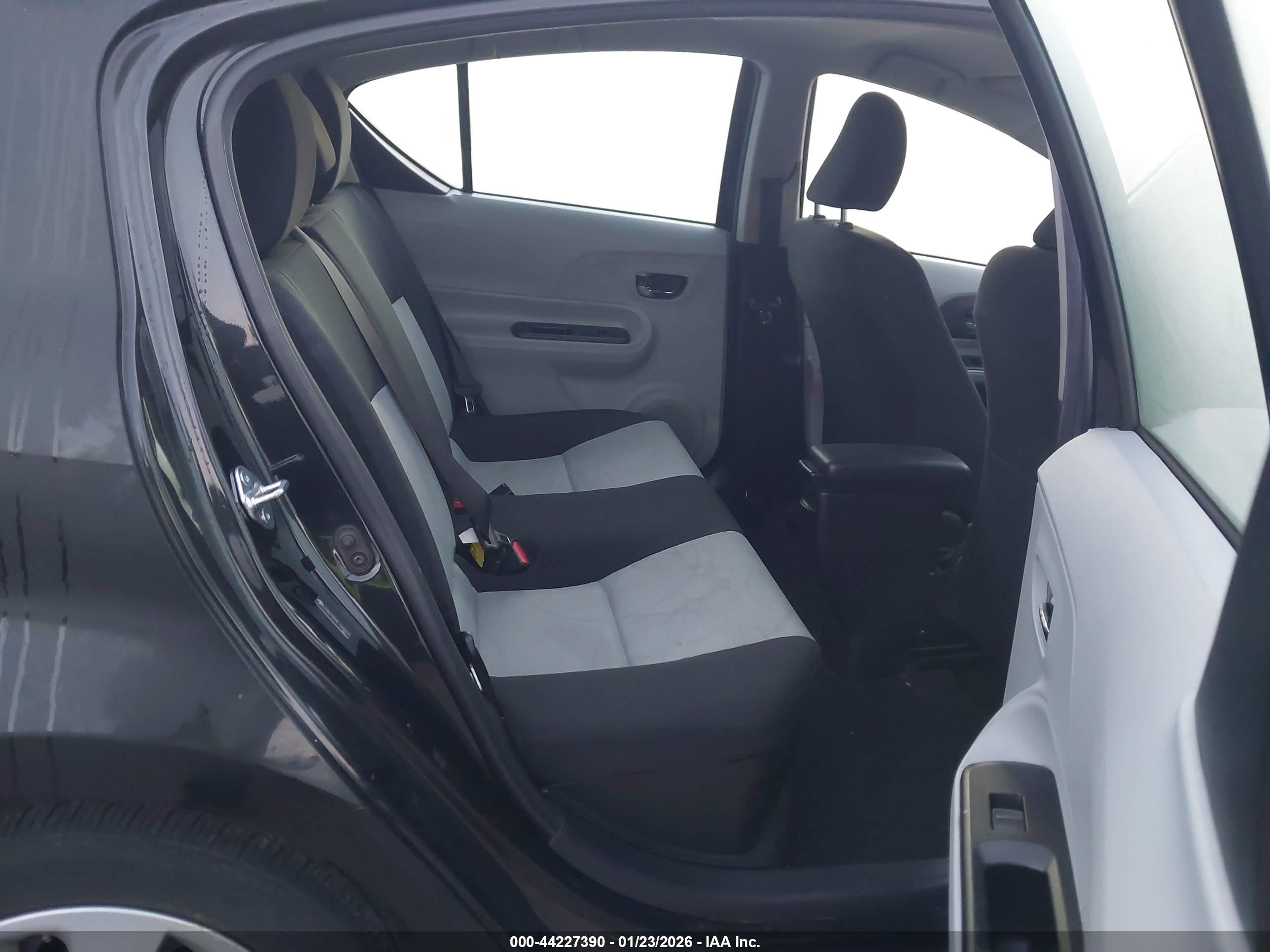 TOYOTA PRIUS image 8