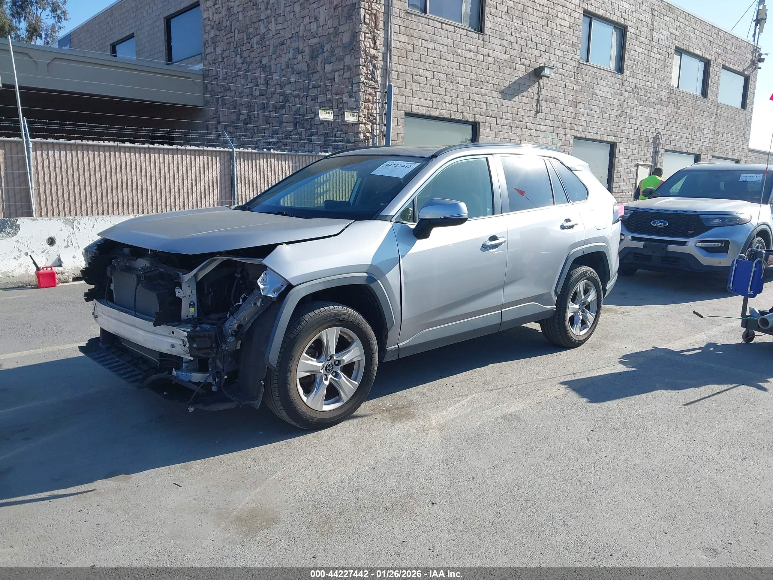 TOYOTA RAV4 image 2