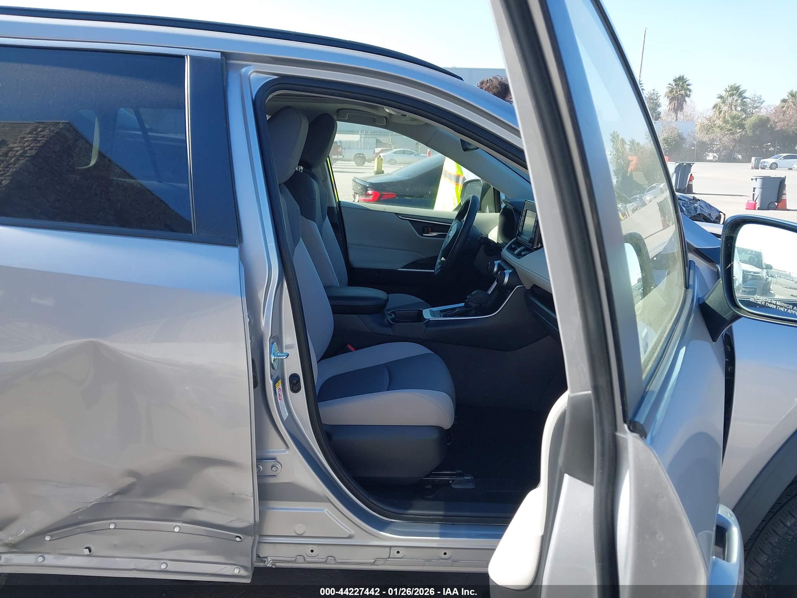 TOYOTA RAV4 image 5