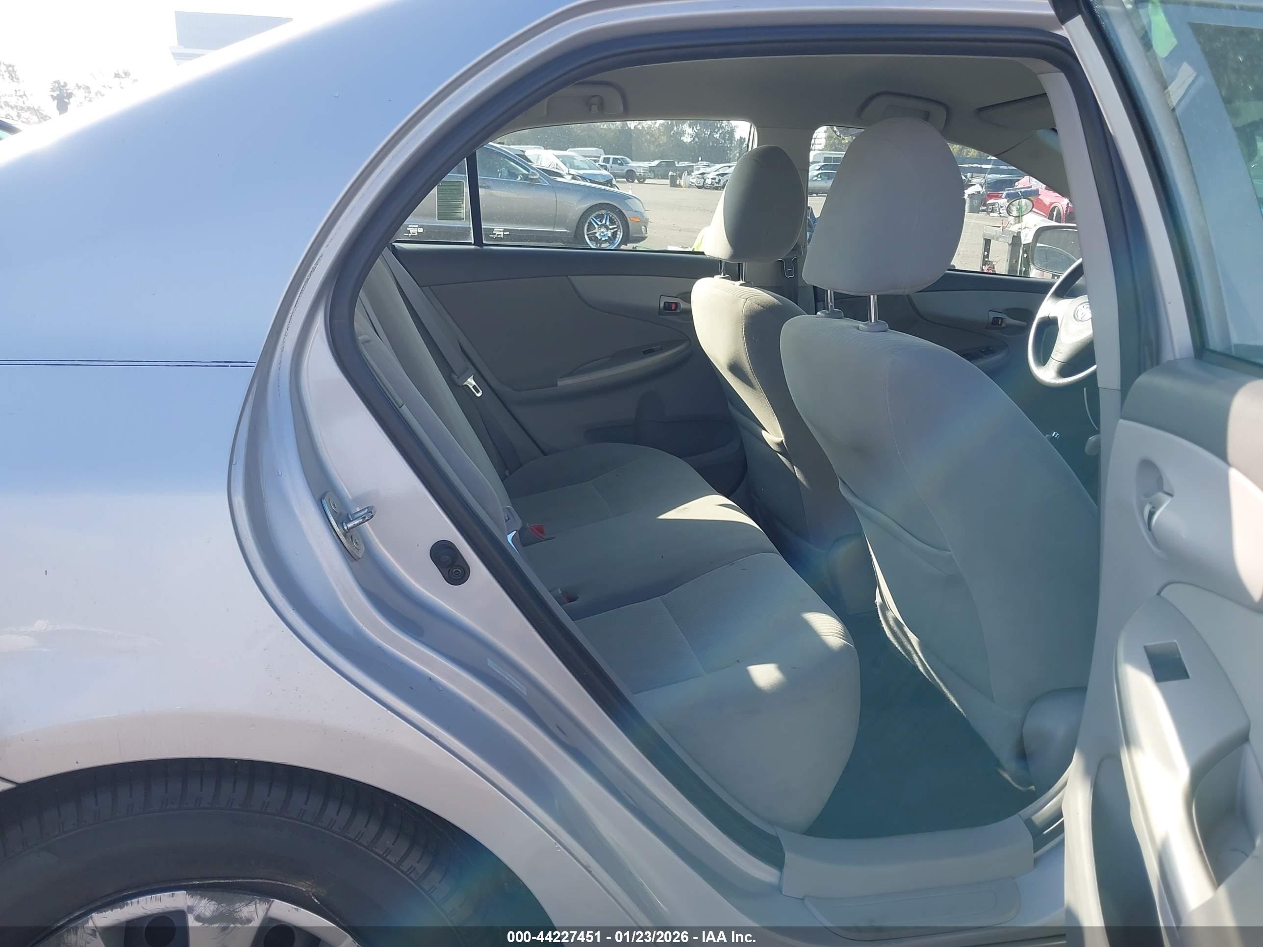 TOYOTA COROLLA image 8