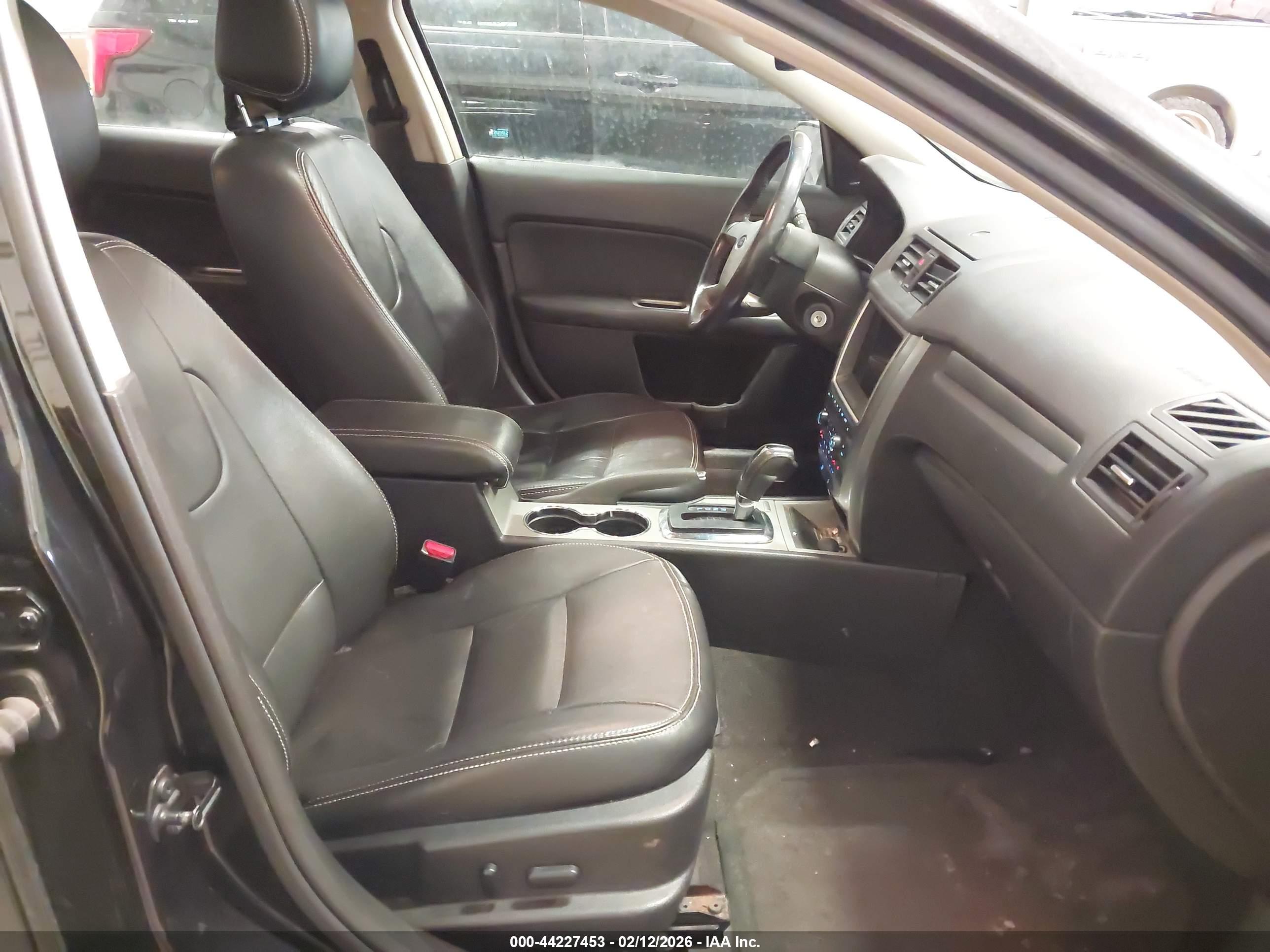 FORD FUSION image 5
